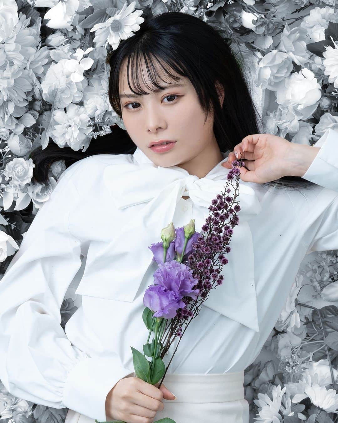 真っ白なキャンバスのインスタグラム：「6周年ワンマンライブ『一輪咲いても僕は僕』 メンバー別ビジュアル💐 浜辺ゆりな(@hamabe_yurina ) #白キャン #真っ白なキャンバス #idol #アイドル #偶像 #白キャン6周年 #一輪咲いても僕は僕」