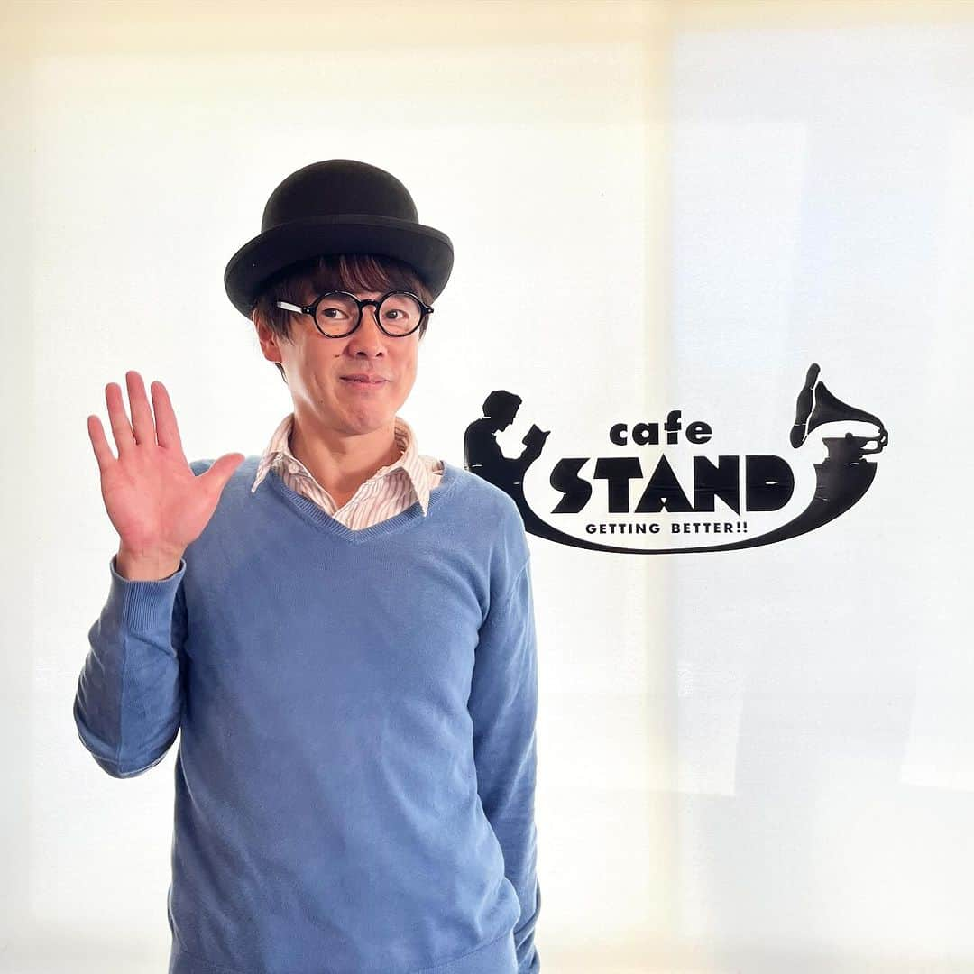 カジヒデキのインスタグラム：「昨日のcafeSTANDさんでのライブ、楽しかったなぁ。映画の話とか、高校時代の千葉や稲毛海岸の話とか、スウェーデンのマルメと僕の故郷、富津の親和性の話とか色々しましたね。そしてライブ終了後は、カフェスタンドさんで夕食！とっても美味しかったです✨❄️ランチもディナーもとても美味しいお店なので、普段もご利用下さいね。恒例のサインもして来たので、チェックしてみて下さい🌈  昨日のセットリストです。ソロツアーは会場ごとに半分位選曲を変えています。11/23の鎌倉ヴィヴゥモン・ディモンシュさんでのツアーファイナルもお楽しみに🌈🌈  11/19 cafe STAND  1. ピーナッツ 2. クレールの膝 3. 甘い恋人 4. SKA VI FIKA? 5. たまごの中の欲望 6. MY BLUE HEAVEN 7. BEING PURE AT HEART (新曲) 8. WE ARE THE BORDERS (新曲) 9. FALLING AND LOVING 10. シヴィラはある日突然に (ここから堀江くん参加) 11. 灼熱少女 12. LA BOUM Encore 13. ささやかだけれど、役に立つこと 14. HEY HEY BABY POP  #カジヒデキ #堀江博久 #ソロツアー #manofthematch  #cafestand #カフェスタンド #西千葉」