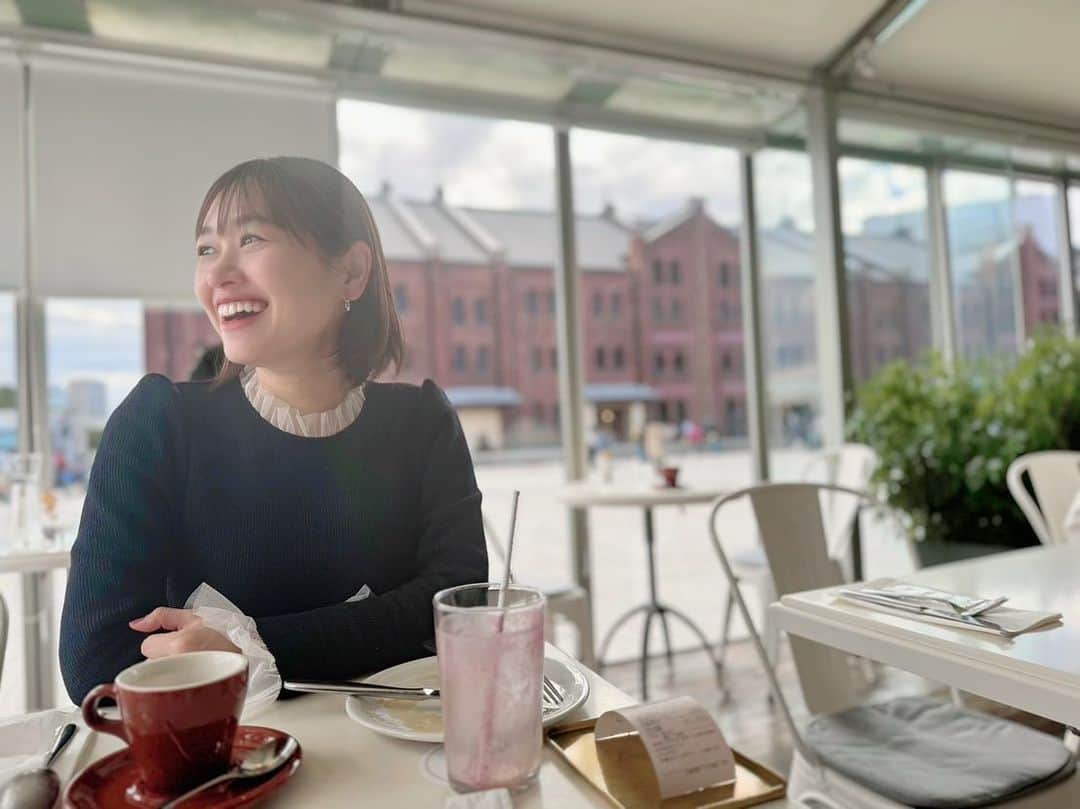 松原朋美のインスタグラム：「遅めの夏休み記録✏️  長期休暇を取らせてもらったので、 実家に帰ったり、東京の友達に会ったり、 横浜中華街で食べ歩きをしたり、赤レンガ倉庫でブランチしたり、友人たちとランチしたりと充実した日々を過ごしておりました！！✨✨  はぁ楽しかった🥰🥰🥰  担当番組の代役を担ってくれた後輩たちには感謝です🥲♡  またここからお仕事がんばります🙋‍♀️💐  ⭐️追伸⭐️ １つ前の投稿に想像以上に多くの方から温かいメッセージを頂きとても嬉しかったです。本当にありがとうございます。 皆さんの心優しいお言葉で心がぽかぽかになりました。 また最近ぐっと寒くなりましたので皆さまが体調を崩されないよう心より願っております。」