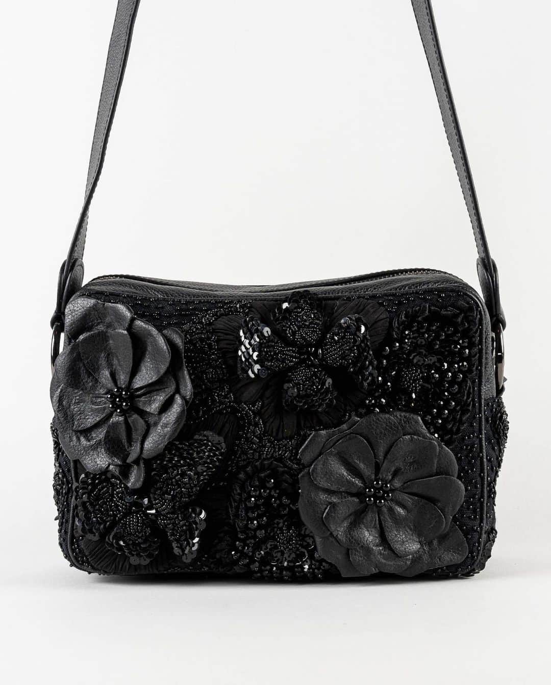 ジャマンピュエッシュさんのインスタグラム写真 - (ジャマンピュエッシュInstagram)「The Rosa is a masterpiece bag. Make a bold fashion statement with the allure of shiny beads and 3D leather flowers. #jaminpuech #uniquebag #bagfashion」11月20日 21時30分 - jaminpuech
