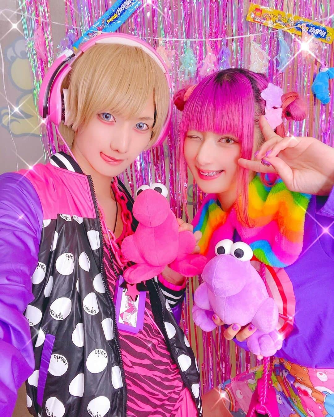 江崎びす子のインスタグラム：「原宿竹下通りのNeRds Candyレセプション行ってきた🩷💜  しなこちゃんがしなこんちゃしてる時 こちらもまたしなこんちゃしているのだ。  #しなこんちゃ #nerdscandy #harajuku #kawaii」