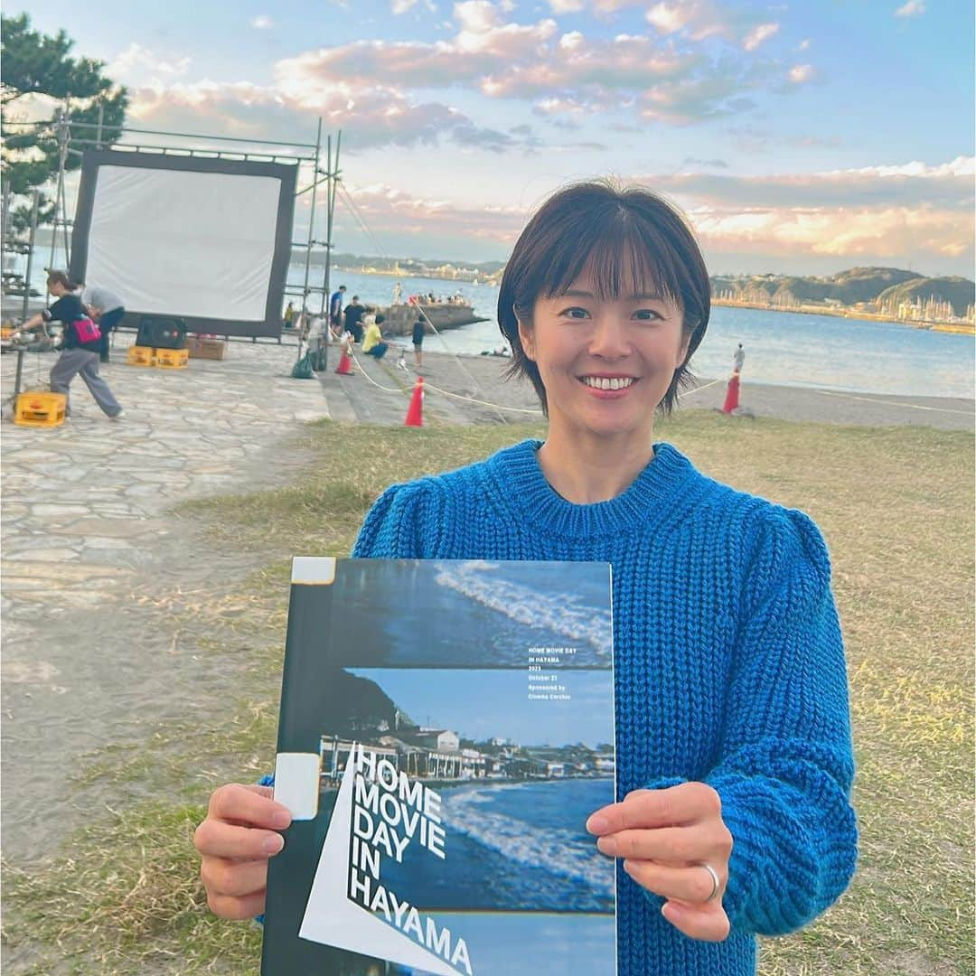 三上和歌香さんのインスタグラム写真 - (三上和歌香Instagram)「葉山の森戸海岸で、司会のお仕事でした🏝️  森戸海岸に惚れて移住を決めて、 その森戸海岸でお仕事ができるなんて🥲 そして、昨年の3倍近いお客様に足を運んで頂けたなんて🥲 じんわりほっこり、感謝感激感無量です🥲  50〜70年前のホームビデオの上映会でした📽️ （ホームムービーデーin葉山）  ホームビデオは「幸せの記憶」。  詳しくはこちらの2023年11月20日の投稿をご覧ください🎞️ @wakakosekine   #ホームムービーデー #ホームムービーデーin葉山 #シネマチェルキオ #髙木雛 #菊水亭　#髙木康之 #森戸神社 #森戸海岸 #葉山 #葉山歩き #葉山カフェ #葉山女子旅きっぷ #葉山町政施行100周年 #和歌香 #関根和歌香 #アナウンサー #フリーアナウンサー  @cinemacerchio  @kikusui_hayamamoritobasi @hayama_official」11月20日 21時30分 - wakako_sekine_mikami