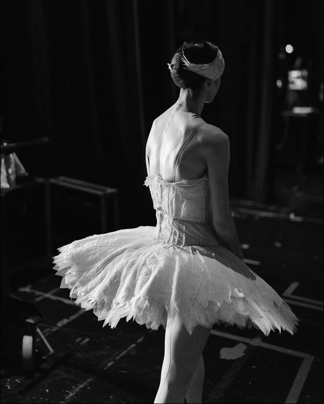 ballerina projectのインスタグラム：「𝐌𝐚𝐱 𝐑𝐢𝐜𝐡𝐭𝐞𝐫 as Odette. 🦢  @maxrichtermoves #maxrichter #ballerinaproject #odette #swanlake #backstage #tutu #ballerina #ballet   Ballerina Project 𝗹𝗮𝗿𝗴𝗲 𝗳𝗼𝗿𝗺𝗮𝘁 𝗹𝗶𝗺𝗶𝘁𝗲𝗱 𝗲𝗱𝘁𝗶𝗼𝗻 𝗽𝗿𝗶𝗻𝘁𝘀 and 𝗜𝗻𝘀𝘁𝗮𝘅 𝗰𝗼𝗹𝗹𝗲𝗰𝘁𝗶𝗼𝗻𝘀 on sale in our Etsy store. Link is located in our bio.  𝙎𝙪𝙗𝙨𝙘𝙧𝙞𝙗𝙚 to the 𝐁𝐚𝐥𝐥𝐞𝐫𝐢𝐧𝐚 𝐏𝐫𝐨𝐣𝐞𝐜𝐭 on Instagram to have access to exclusive and never seen before content. 🩰」