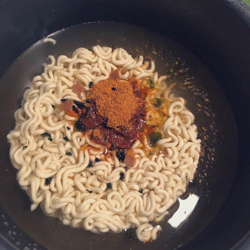 白川りささんのインスタグラム写真 - (白川りさInstagram)「インスタント麺をつくるぞ！と思い立つ。 説明書読んだはずなのに、水の状態から入れてしまった… とりあえず煮とけばええか… と、煮ること沸騰するまでの時間プラス3分。沸騰してから5分ってことは大体こんなもんでしょ…と適当に。  やわやわな麺が出来上がりました😂 慣れないことするもんじゃないな…w よく読んだら沸騰させてからって書いてあるしw  #料理  #インスタントラーメン  #こんなはずじゃなかった  #辛すぎ問題」11月20日 21時34分 - risarisausausa