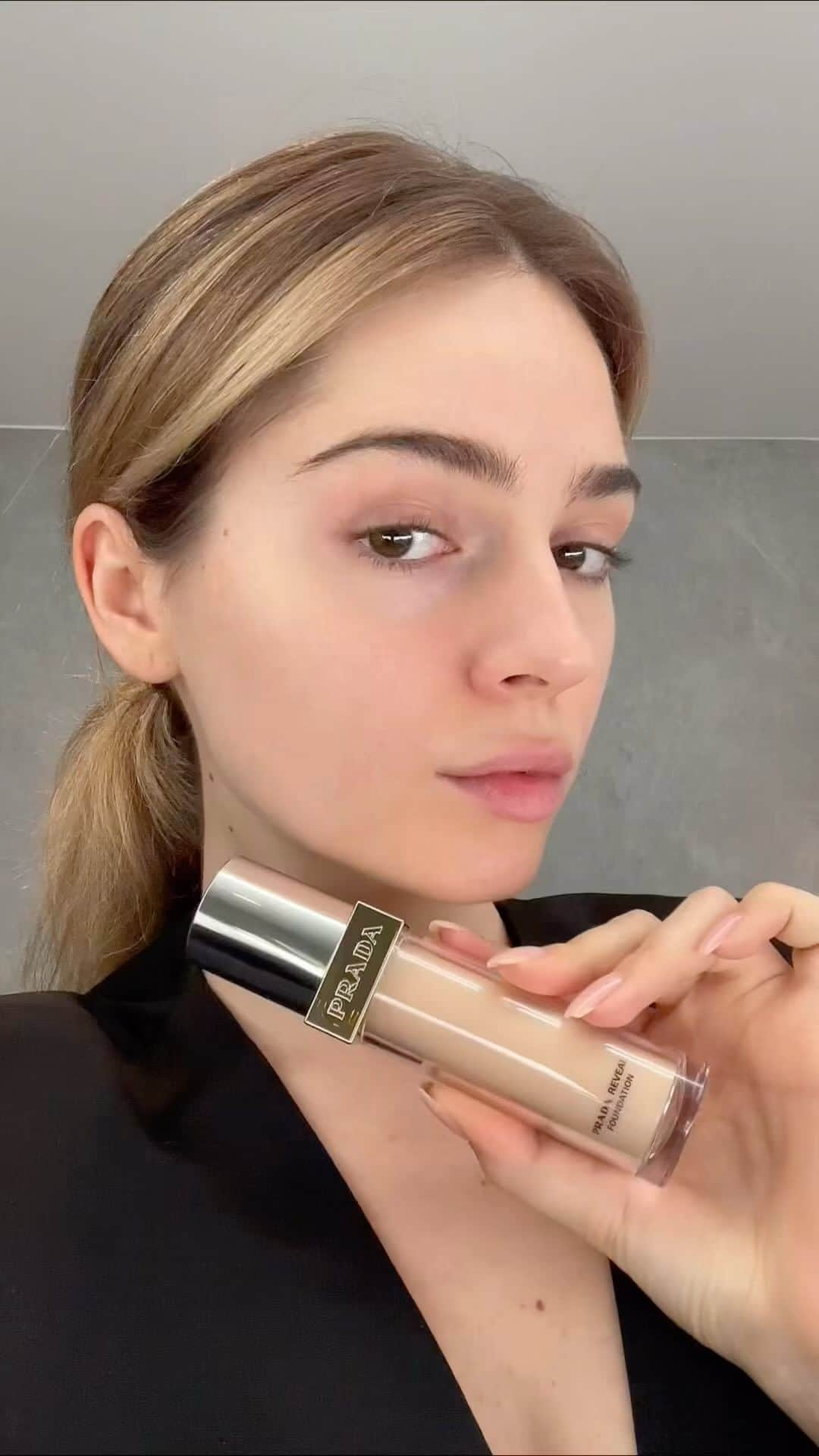 Jessy Hartelのインスタグラム：「Anzeige/ My skin & lips wear Prada. Obsessed with the new products, especially the Prada Monochrome Soft Matte Lipstick. It delivers adjustable, buildable coverage and a soft diffused matte finish. Foundation shade: MN45 Lipstick shade: B102 Sienne @pradabeauty #pradabeauty #rethinkingbeauty #pradaskin #pradacolor」