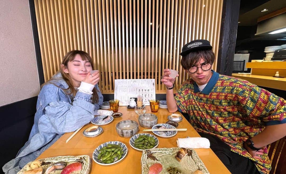 家入レオさんのインスタグラム写真 - (家入レオInstagram)「テレビ東京「超音波」の「酒場サーキット」コーナーでブルエン田邊さんと乾杯させていただきました。  家入仕上がってますねー🙃 (日本酒美味しかった…)  作曲していただいた「BINKAN」のエピソードからスタートし、お酒もお話もついつい進んじゃう終始楽しい収録でした🙏🏻  ゆるっとご覧ください🍶🍣  #blueencount #ブルエン #田邊駿一 #家入レオ」11月20日 21時34分 - leoieiri