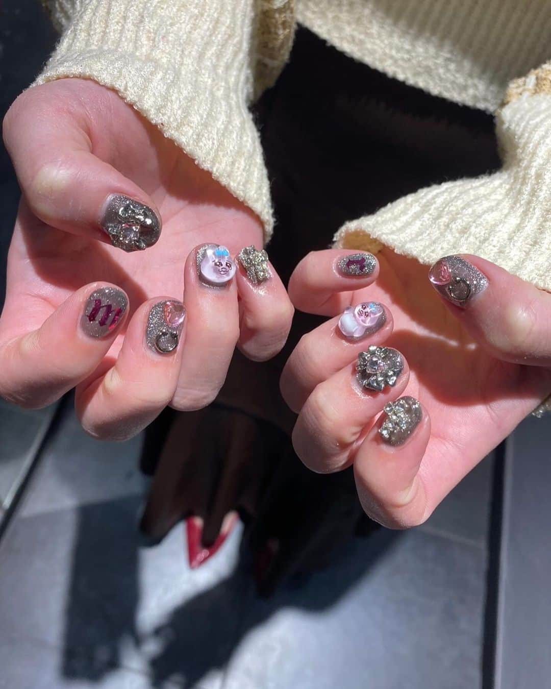 山口みらんさんのインスタグラム写真 - (山口みらんInstagram)「🐰🩳🐇   #newnails  #venusbelt nailist  sao🐑  なんと！今回は！  #おぱんちゅうさぎ  ネイルです💅💗  会う人会う人に毎回可愛い！と言われました🥰  ベースは黒🖤  おぱんちゅうさぎ×クロムハーツ風 なので甘すぎず、キツ過ぎず！アンバランスな雰囲気がとっってもお気に入りです😍  saoちゃんいつも可愛いネイルを更新してくれて本当にありがとうございます🙏  VENUSBELTさんでは流行りのキャラクターネイルのパーツが種類豊富です💗💗💗  皆さんも渋谷にあるVENUSBELTとってもオシャレで可愛いのでいってみてくださいね(ᐢ ˙꒳​˙ᐢ )  #newnails #newnail #渋谷 #キャラクターネイル ネイル #かわいいネイル #ネイル #クロムハーツネイル #指輪ネイル #kawaiinail #kawaii  # #おぱんちゅうさぎネイル  #おぱんちゅうさぎネイル  #おぱんちゅうさぎ好きな人と繋がりたい  #おぱんちゅうさぎのいる生活  #黒ネイル」11月20日 21時36分 - yamaguchi_miran