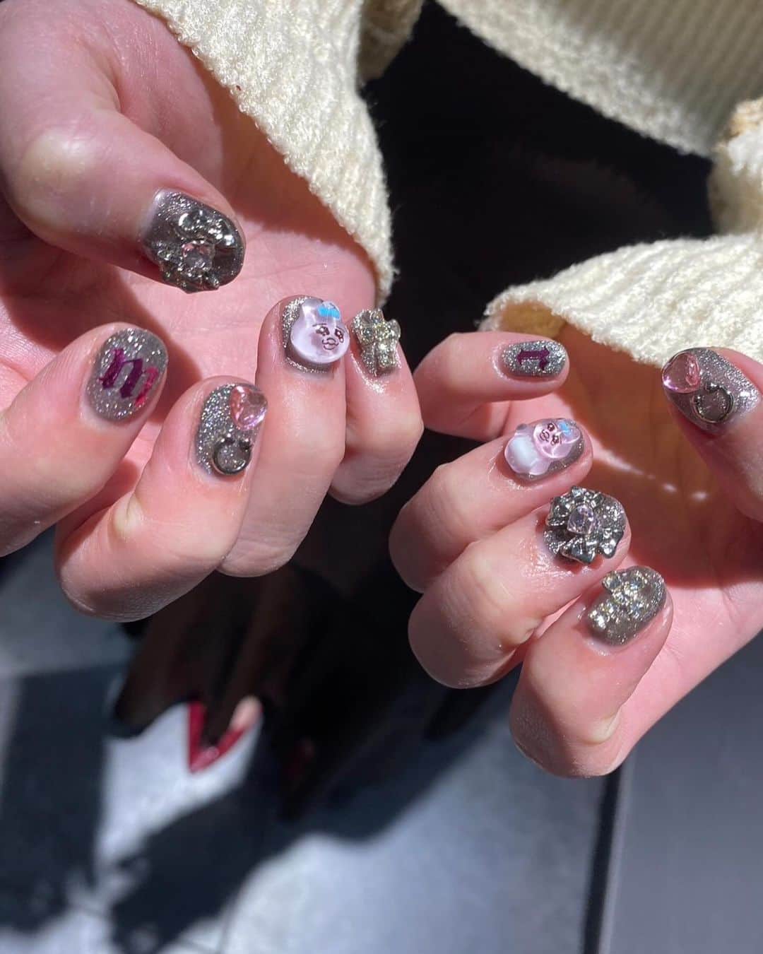 山口みらんさんのインスタグラム写真 - (山口みらんInstagram)「🐰🩳🐇   #newnails  #venusbelt nailist  sao🐑  なんと！今回は！  #おぱんちゅうさぎ  ネイルです💅💗  会う人会う人に毎回可愛い！と言われました🥰  ベースは黒🖤  おぱんちゅうさぎ×クロムハーツ風 なので甘すぎず、キツ過ぎず！アンバランスな雰囲気がとっってもお気に入りです😍  saoちゃんいつも可愛いネイルを更新してくれて本当にありがとうございます🙏  VENUSBELTさんでは流行りのキャラクターネイルのパーツが種類豊富です💗💗💗  皆さんも渋谷にあるVENUSBELTとってもオシャレで可愛いのでいってみてくださいね(ᐢ ˙꒳​˙ᐢ )  #newnails #newnail #渋谷 #キャラクターネイル ネイル #かわいいネイル #ネイル #クロムハーツネイル #指輪ネイル #kawaiinail #kawaii  # #おぱんちゅうさぎネイル  #おぱんちゅうさぎネイル  #おぱんちゅうさぎ好きな人と繋がりたい  #おぱんちゅうさぎのいる生活  #黒ネイル」11月20日 21時36分 - yamaguchi_miran