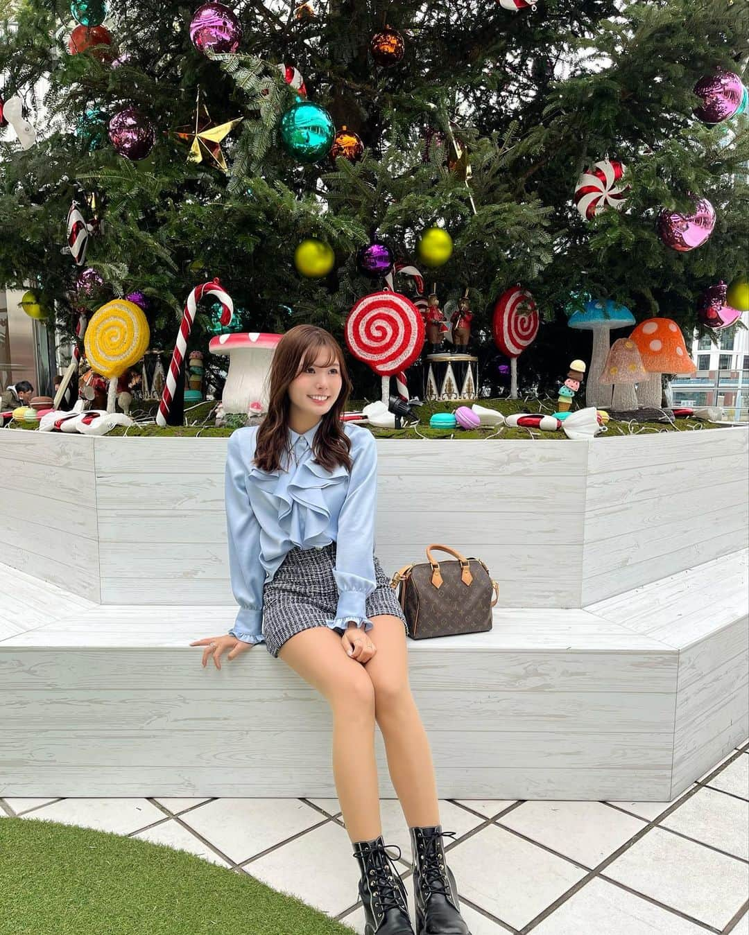 YOUKORINさんのインスタグラム写真 - (YOUKORINInstagram)「christmas🎄.*  横浜ベイクォーターの 広場にクリスマスツリー🤍  #横浜#横浜駅#ベイクォーター#Yokohama#横浜観光#christmas#christmastree#関東#横浜ベイクォーター」11月20日 21時37分 - xxy0uc0riinxx