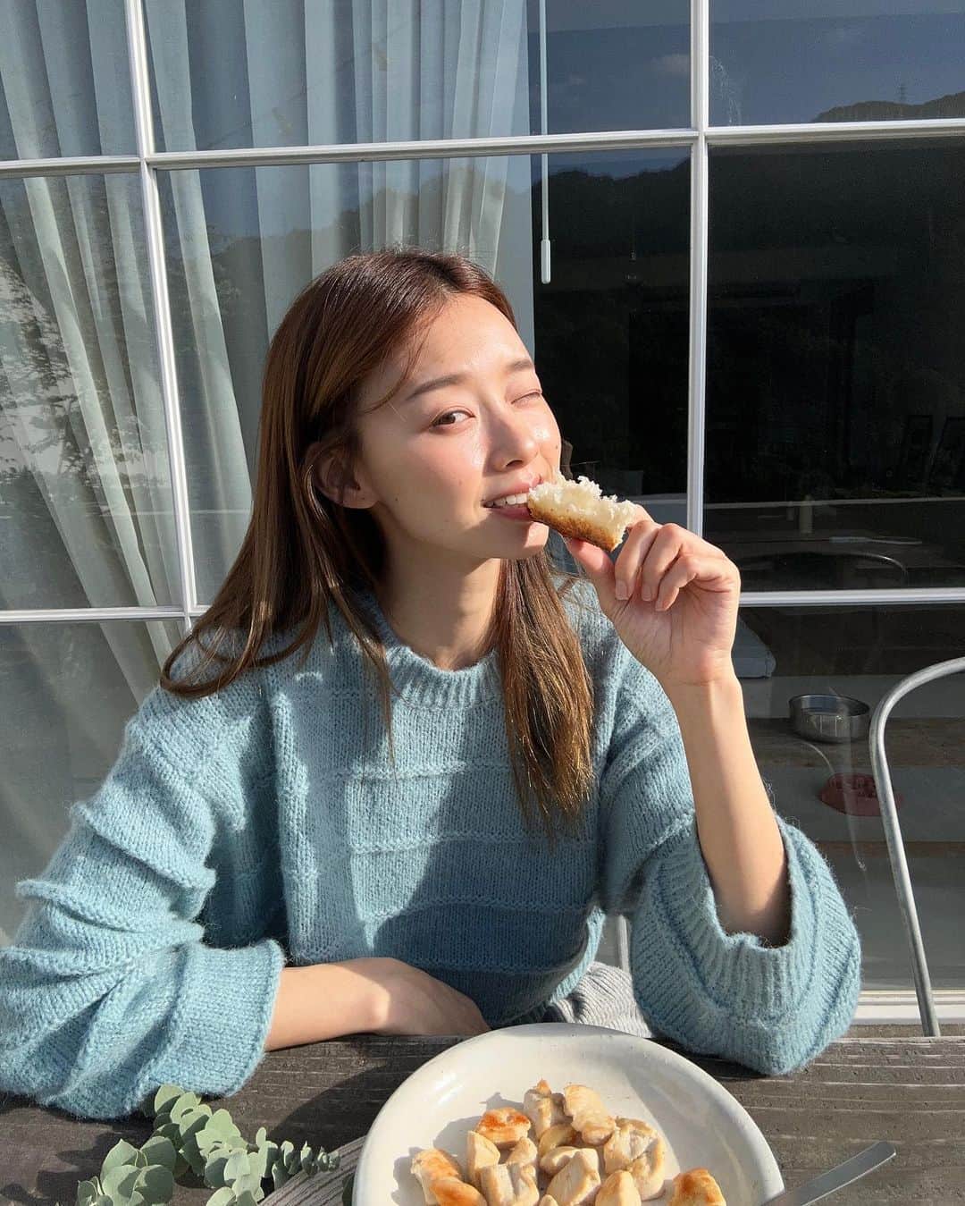 吳斐莉のインスタグラム：「P1.2 以前去合歡山時，最喜歡在高山上甦醒，看著山吃早餐～沒想到現在可以天天都這樣💕 早晨的山裡非常的寧靜，彷彿可以感覺都萬物都剛甦醒～  P3.4 下午的健身時間～因為現在背已經很有感受度 所以一週一練而已💪🏼(其他時候練臀跟肩為主) 結束之後還有氧了15分鐘 讓血液打到全身，晚上會比較好睡覺😌  P5 新買了巴西里，把它種到我培養的營養土中😆 希望它可以活得長長久久～」
