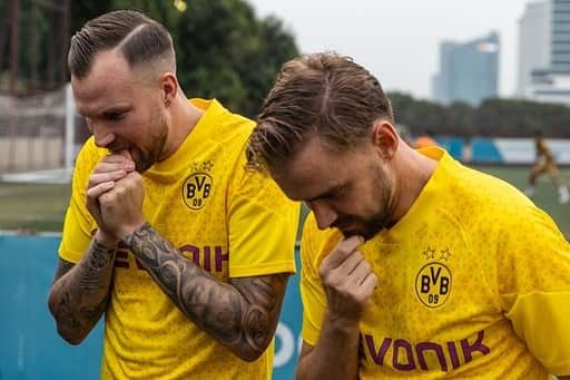 ケヴィン・グロスクロイツのインスタグラム：「Wat denken wir wohl?! 😃🖤💛  Habt alle ne schöne Woche 💯 #isso」