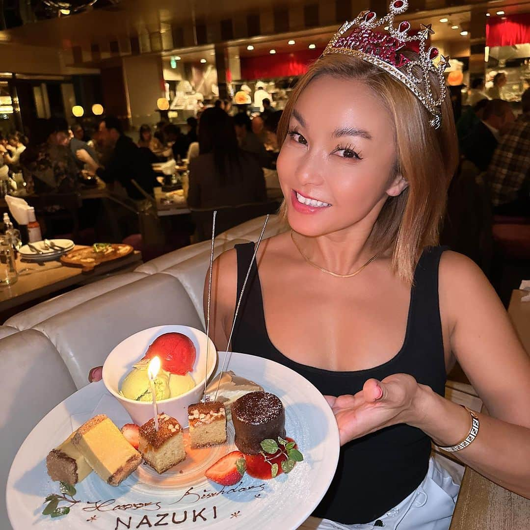 Nazukiさんのインスタグラム写真 - (NazukiInstagram)「💖Birthday tiara 👑  バースデー投稿続きますが、 嬉しかったので思い出❤️  いくつになってもお祝いはされるのも嬉しいし、するのも楽しい😊  ティアラなんてなかなかしないから、貴重写真ですわ👑😝😭  やはり似合うのは３枚目の @ren_ryu_littlboy   ありがとう✨☺️🫶  #nazuki #birthday #mybirthday #birthdaycake #tiara  #誕生日祝い　#happy #嬉しい  #dance #dancer #ダンサー」11月20日 21時40分 - nazuki_08