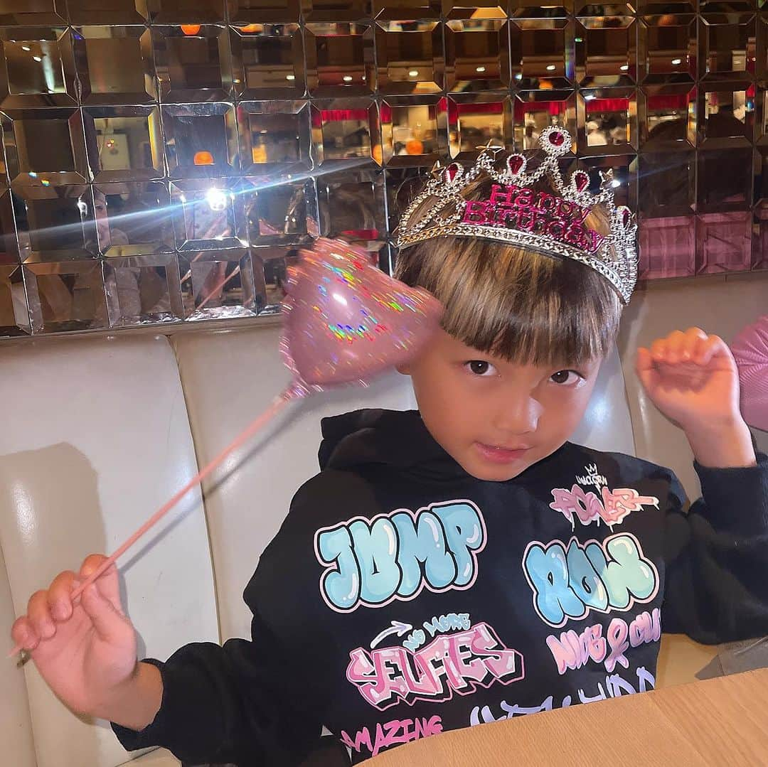 Nazukiさんのインスタグラム写真 - (NazukiInstagram)「💖Birthday tiara 👑  バースデー投稿続きますが、 嬉しかったので思い出❤️  いくつになってもお祝いはされるのも嬉しいし、するのも楽しい😊  ティアラなんてなかなかしないから、貴重写真ですわ👑😝😭  やはり似合うのは３枚目の @ren_ryu_littlboy   ありがとう✨☺️🫶  #nazuki #birthday #mybirthday #birthdaycake #tiara  #誕生日祝い　#happy #嬉しい  #dance #dancer #ダンサー」11月20日 21時40分 - nazuki_08