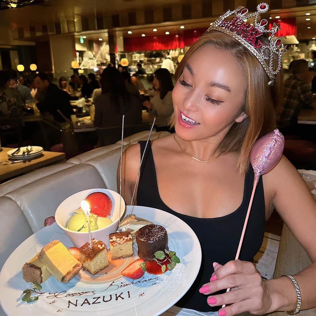 Nazukiさんのインスタグラム写真 - (NazukiInstagram)「💖Birthday tiara 👑  バースデー投稿続きますが、 嬉しかったので思い出❤️  いくつになってもお祝いはされるのも嬉しいし、するのも楽しい😊  ティアラなんてなかなかしないから、貴重写真ですわ👑😝😭  やはり似合うのは３枚目の @ren_ryu_littlboy   ありがとう✨☺️🫶  #nazuki #birthday #mybirthday #birthdaycake #tiara  #誕生日祝い　#happy #嬉しい  #dance #dancer #ダンサー」11月20日 21時40分 - nazuki_08