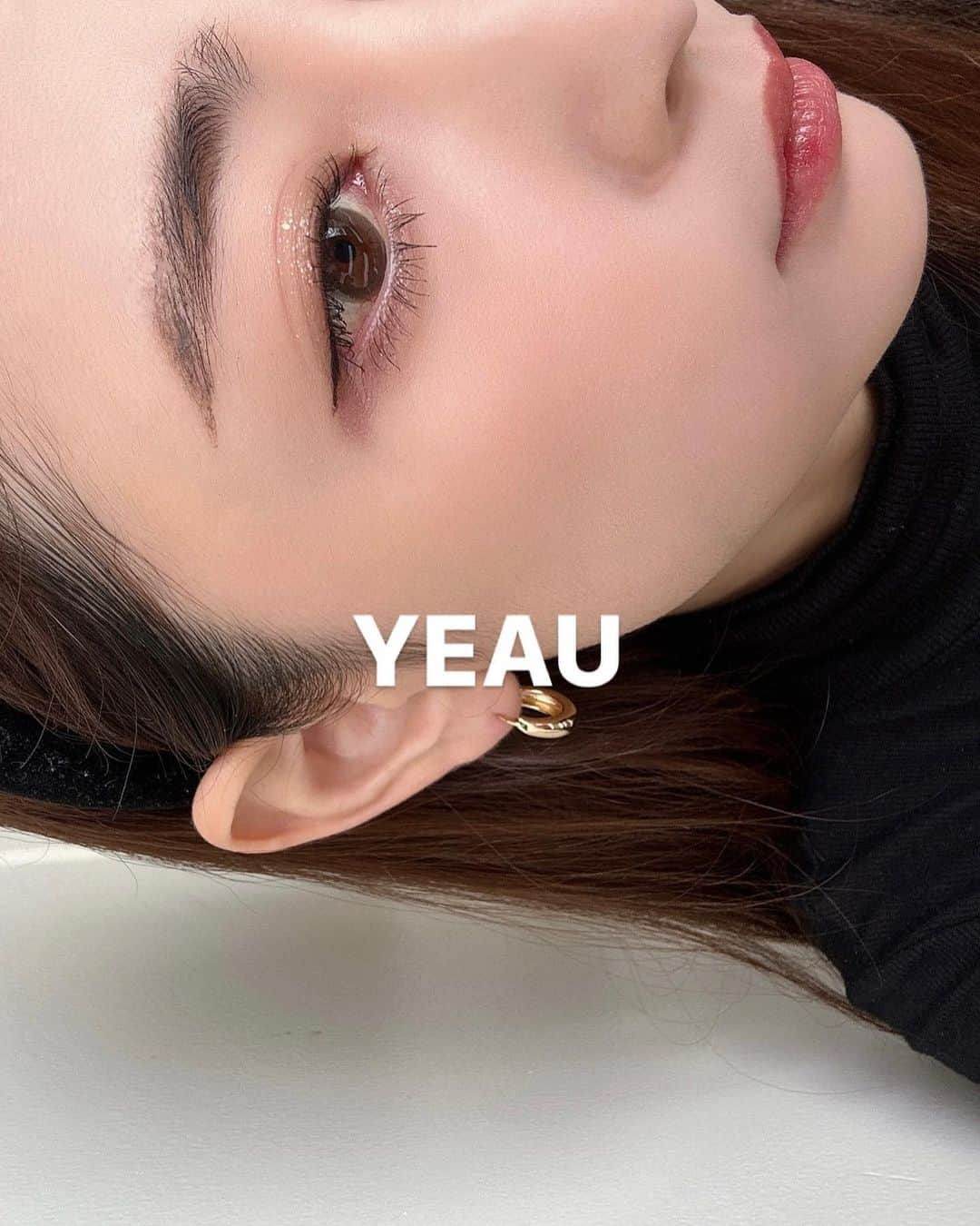 kaneshima ayaのインスタグラム：「. YEAU "UNFADED" COLLECTION @yeau_official の新作かわい🥨  ☑︎glimmer skin stick 02: Dusk Brown 目元キラキラして、可愛い♡ 単品でも可愛いけど、私はベースに ベージュのシャドウしてます🧈  ☑︎plumping lip gloss 02: Brick プランプ入りだけど、痛くなく、 私は唇荒れなかった✌🏻 濃い色が好きだからこの色お気に入り🧱 そして、色持ちも良かった🤍 #YEAU#コスメ#冬メイク」