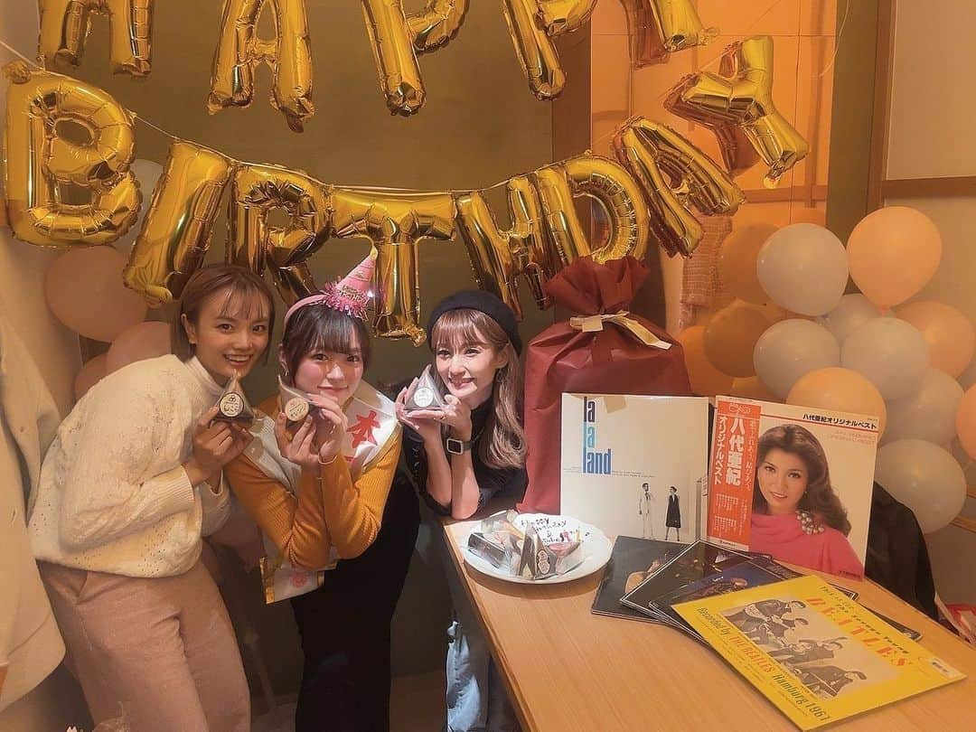 橋本紗奈さんのインスタグラム写真 - (橋本紗奈Instagram)「誕生日&YouTubeおめでとうサプライズしてもらいました😭💕🎉 . . みんなのサプライズ上手すぎて、終始驚いていた私だけど 本当に本当に嬉しかったー！🥹💕 . . そして、シンガポールの時におにぎりを冷蔵庫入れてカチカチにしちゃったから、おにぎり型のケーキ買ってきてるのがまたウケるwww . . レコードのプレゼントも嬉しかった〜！🥹 (洋楽に挟まれる八代亜紀がめっちゃ目立つw) . . . . ありがとう〜！♡ @point_party_  . . #instagood #japanesegirl #japan #asiangirls #poseinspo #feedwear #selfie #instalove #ミディアム　#ミディアムヘア #アパレル #サロモ #メイク #ファッション #ポートレート #portrait」11月20日 21時42分 - hashimoto_sana