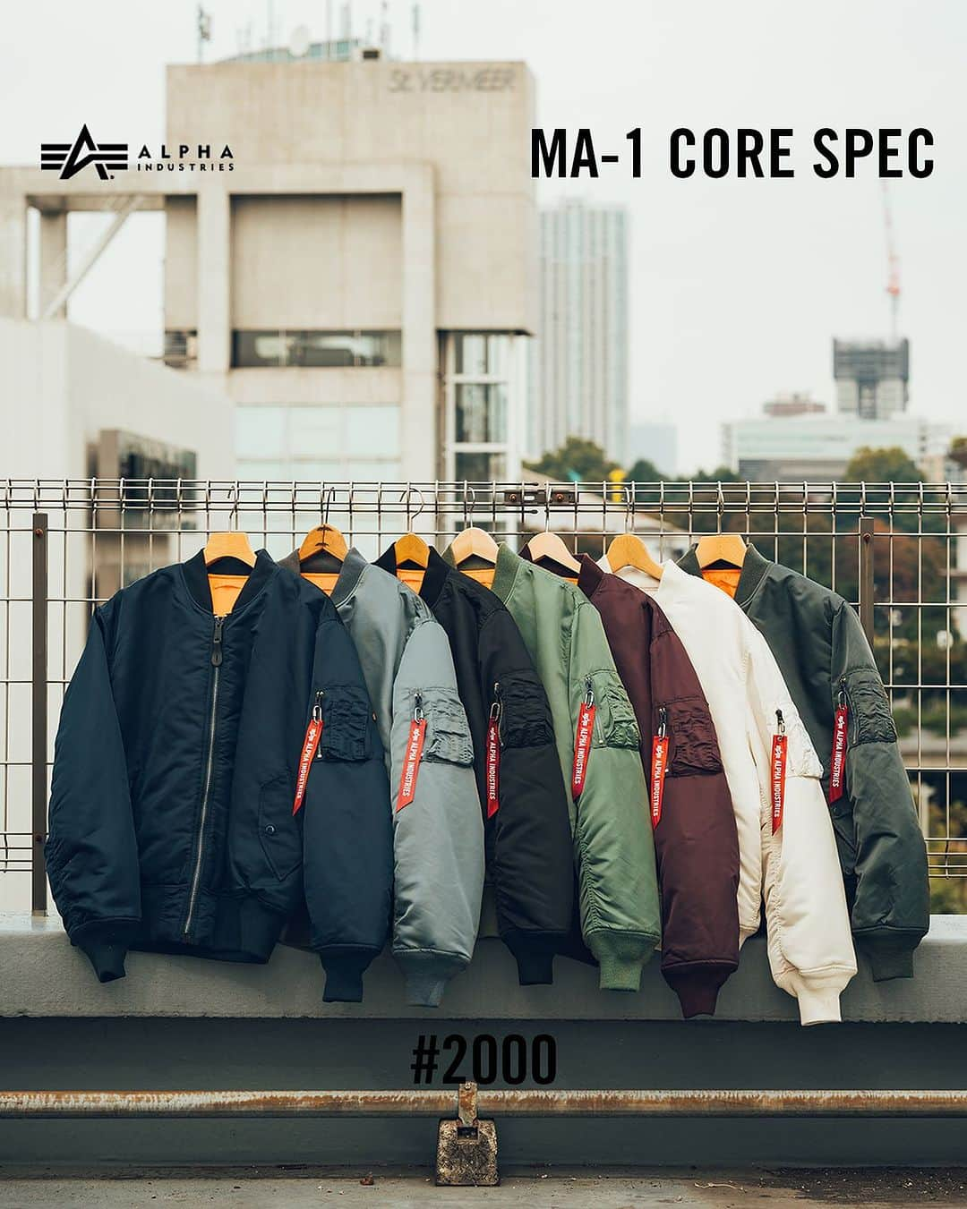 ALPHA INDUSTRIES JAPANのインスタグラム：「MA-1は数あるフライトジャケット中でも傑作中の傑作と言われている、ALPHA社の代表アイテム。 1950年代にジェット機(音速)の時代に移行し、飛行高度上昇による水分の氷結が操縦の妨げになることがわかったため、従来のコットンや革製に変わり､ナイロン製のフライトジャケットが考案された。狭いコクピット内でも身体に負担がかからない運動性や中わたの保温性、内側の国際救難色(通称レスキューオレンジ)での遭難時のリバーシブル(両面)着用が特徴。 MA-1がファッションへ与えた影響は大きく､今でも多くのブランドのデザインベースとなっている｡  MA-1 CORE SPEC  #2000 ¥26,400(in tax） Col : 401(BLACK) , 403(V.GREEN) , 459(V.GRAY) , 460(BERRY) , 465(LIME STONE) , 467(RP.BLUE) , 476(RP.GRAY) Size :  S , M , L , XL    #alpha_industries_japan  #alpha_industries  #ALPHAINDUSTRIES #ALPHA #ALPHASHOP #MA1 #フライトジャケット   #streetsnap #ファッションスナップ #military #fashion #outfitpost #ALPHA渋谷店 #アルファインダストリーズ #ミリタリー  #ミリタリーコーデ #ミリタリーアイテム #ストリートファッション  #アメカジ  #ジャケット #ミリタリージャケット #militaryjacket  #冬アウター #冬コーデ」