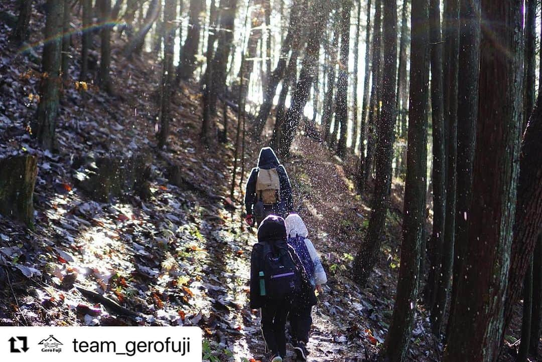 Gero City【下呂市公式アカウント】のインスタグラム：「#Repost @team_gerofuji with @use.repost ・・・ 【2023/11/19】  木の葉からの雪解け水が滴り落ちる中、頂上を目指す。  第9回下呂富士登山会にて、お気に入りのショット！  from:まっつん  #下呂富士  #げろふじ  #中根山  #なかねやま  #チーム下呂富士  #登山道整備ボランティア  #下呂富士登山会 #下呂温泉  #ハイキング以上登山未満  #スニーカーで登れる山  #gerostagram」