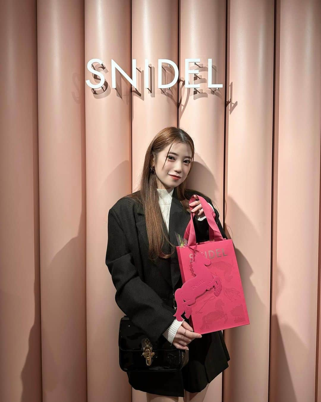 飯泉吏南のインスタグラム：「. . SNIDELの限定ホリデーコレクションへ 遊びに行ってきました🎄🤍 @snidel_official  @snidelbeauty  . . 冬にぴったりのアイテムがたくさんで これからの季節がさらに楽しみになった、、💭♡ . めちゃくちゃ可愛い限定ショッパーは 23日(木)からお店でもらえるみたいなので 是非足を運んでみてください♡ . SNIDEL BEAUTYのコスメも ピンクやキラキラのラメが可愛すぎて デートメイクにぴったりなコスメでした🎄🤍 . .  #PR #SNIDEL #スナイデル  #23WinterSNIDEL  #snowmagicholiday #POPUP」