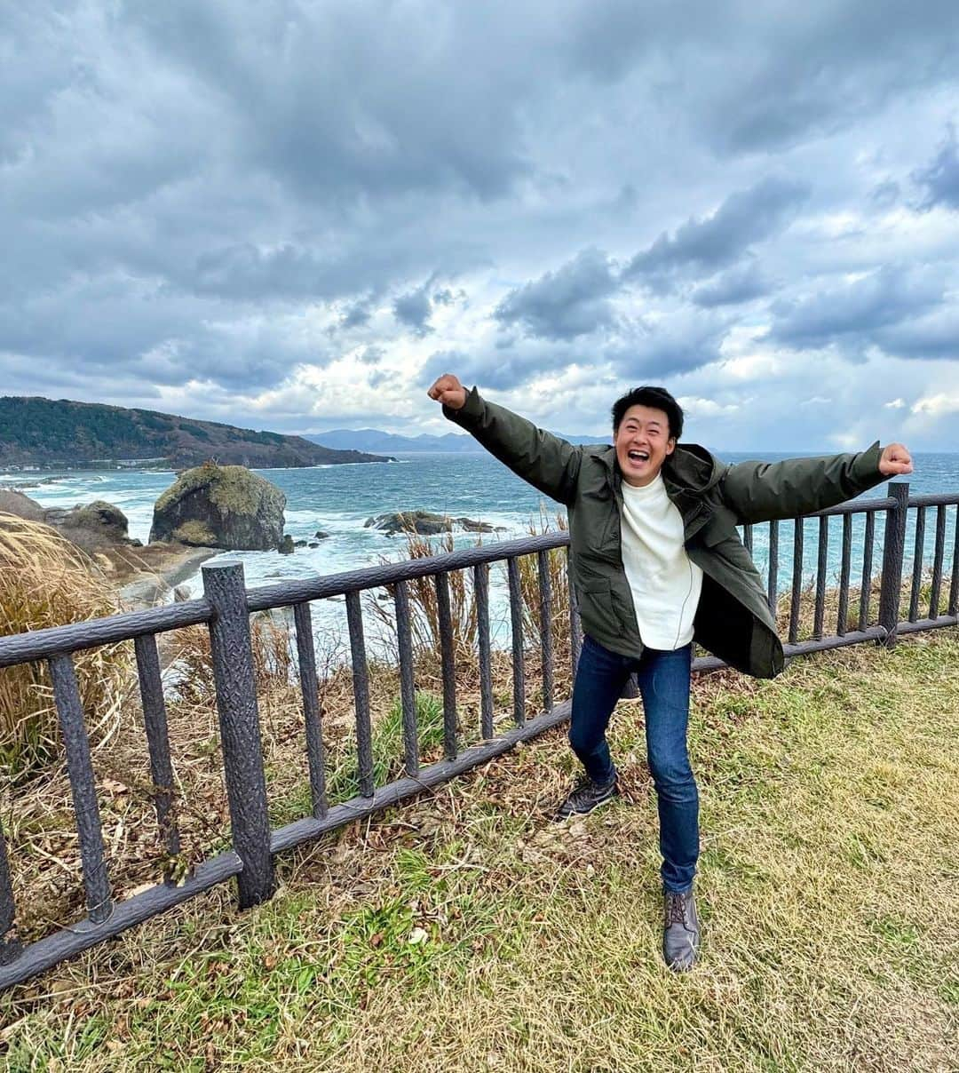 新山大さんのインスタグラム写真 - (新山大Instagram)「高野崎はとんでもない強風が吹きつけていたのでとりあえずYAH YAH YAH歌っときました🎤✨  #今から一緒にこれから一緒に殴りに行っちゃだめ #青森いらっしゃいませツアー #第5弾 #白セーターノーガードカレー #白セーターノーガード味噌ラーメン #リスキーで美味しさ倍増 #道の駅いまべつ #津軽カフェ物語 #おやつの店アイドル #中泊町 #今別町 #ハレのちリサーチ #ハレのちあした #11月27日放送」11月20日 21時44分 - dai_niiyama