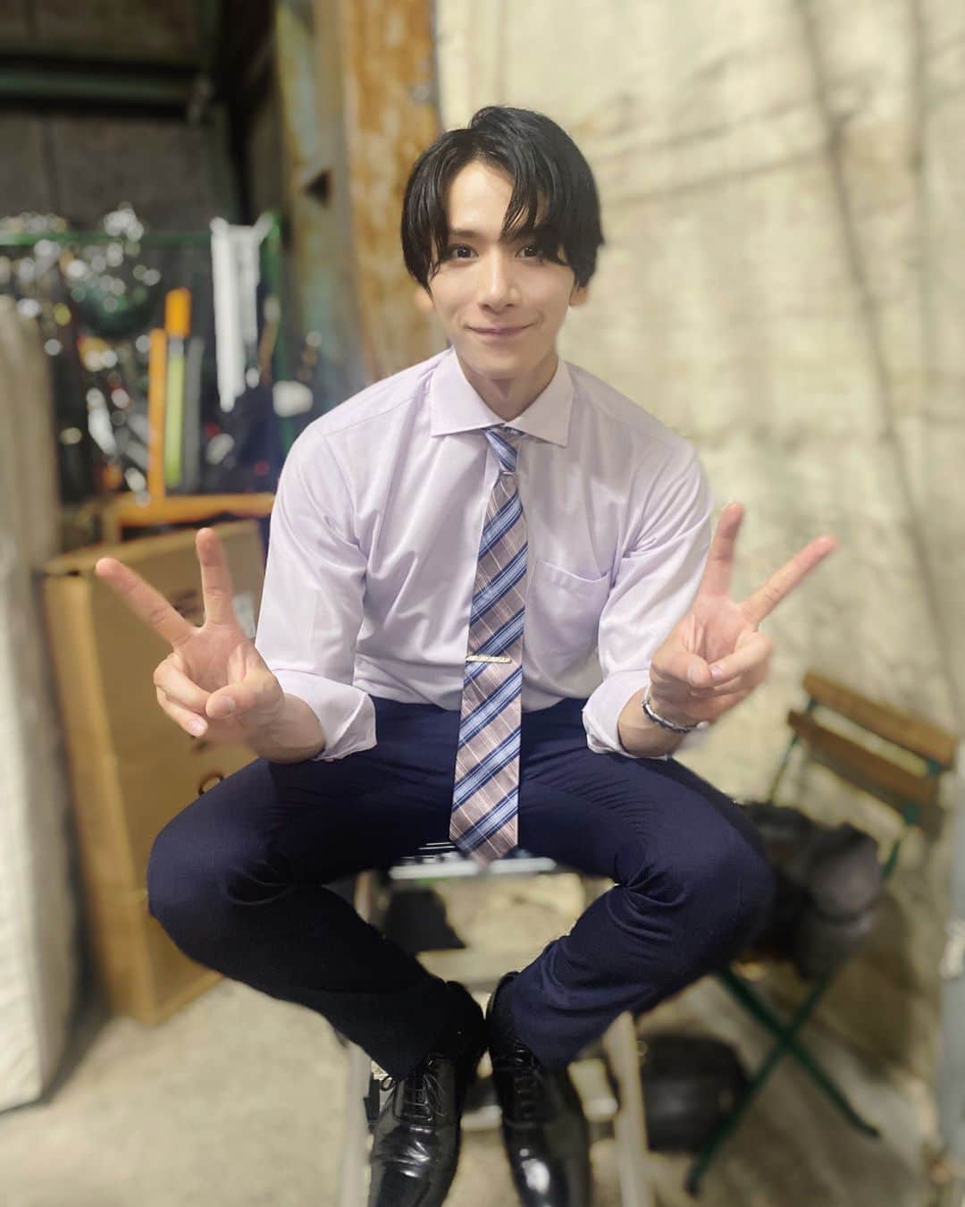 松田岳のインスタグラム：「誕生日を迎えました😇 22歳みたいなポーズですが 実際は31歳です。笑 あっという間に30歳を終えた気がします 最後の一日を舞台上で迎えれた事、 仲間や皆さまにお祝いの言葉達を頂いた事。 本当に嬉しく感謝しています。  松田岳🎼」