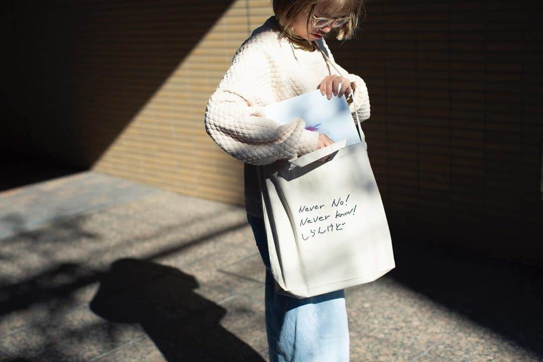 横浪修さんのインスタグラム写真 - (横浪修Instagram)「#横浪修　#osamuyokonami  アートブックフェア用に「しらんけど」エコバッグを作製致しました。限定70枚 是非お越し頂ければ幸いです。 11月23日(木・祝）から11月26日(日）の4日間にわた 東京都現代美術館にて開催される TOKYO ART BOOK FAIRに出展いたします。 今回の為に作ったZINEやこれまでの写真集も含め、TABFに合わせて制作したエコバッグも販売いたします。 ご入場にはチケットが必要です。 Artstickerにてチケット販売が開始されています。 詳細は公式サイト、SNSよりご確認ください。 ↓ル↓ 入場料：一般 1,000円（税込） *  各種割引、MOT年間パスポートはご利用いただけません。 *  一部のイベントには別途参加費が必要です。 URL: https://artsticker.page.link/TABF2023 TOKYO ART BOOK FAIR 2023 会期：2023年11月23日（木・祝）12:00-20:00 2023年11月24日（金）- 26日(日） 11:00-19:00 会場：東京都現代美術館 住所：〒135-0022 東京都江東区三好4-1-1 公式サイト：https://tokyoartbookfair.com/」11月20日 21時55分 - osamuyokonami