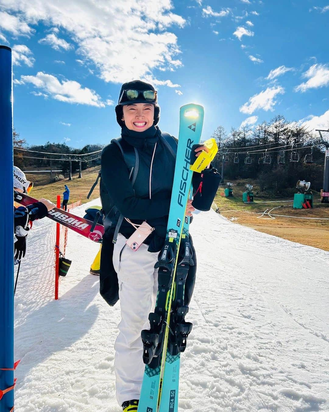 清澤恵美子のインスタグラム：「本日朝から大好きなスキー場で写真を撮ってもらいました☀️ 登山をして頂上でやり切った感万歳！！と言わんばかりの写真が撮れました🏔🗻笑　  私と出会ってくださった全ての方に感謝してスーパーウーマン目指して40代も元気ハツラツ生きていきたいと思います☺️😄🫶　#levelup  #みんなありがとう😊　 #義理母に似ている自分　笑」