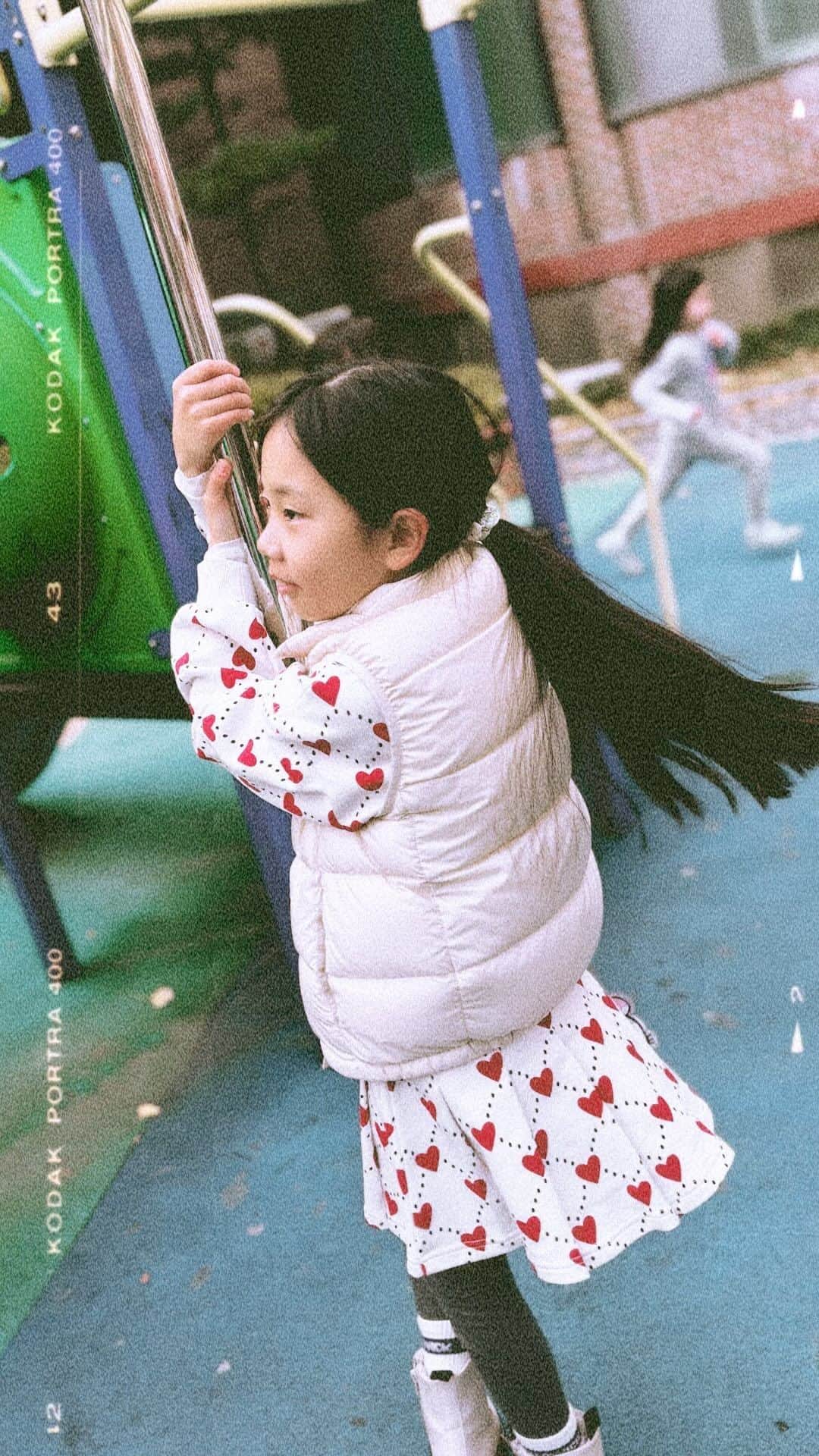 ユジンのインスタグラム：「신나게 뛰어놀아라 얘들아~~~! 놀이터 사랑~❤️🧡💛💚💙💜」