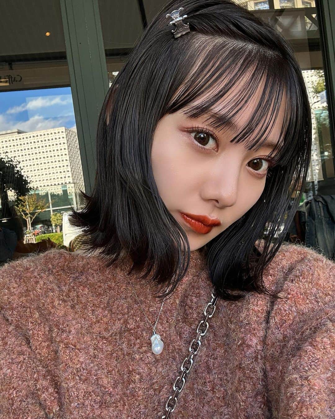 まるのインスタグラム：「ㅤ 久々の自撮り🤳 髪伸びてきて嬉しいから ちょびっと巻いてみた〜〜😚🤍  お洋服もお気に入りのブークレ着て ウキウキやった！やっぱり可愛い！！！ テラコッタ再販希望のお声殺到していたので、 本日再販します！！！🫣✨  ㅤ ヘアカラーは @natsu31105 さん！ 秋冬っぽくアッシュグレー系に🩶 透明感たっぷりな色味でお気に入り🏃‍♀️  まつぱ＆美眉スタイリングは月一で @manami_eyeye さんにお願いしてます🌛 やっぱりプロにお願いするのが一番よい。🥹 ㅤ ㅤ ㅤ 今日コメント5文字以内で返すよっ🫶🏻(謎)」