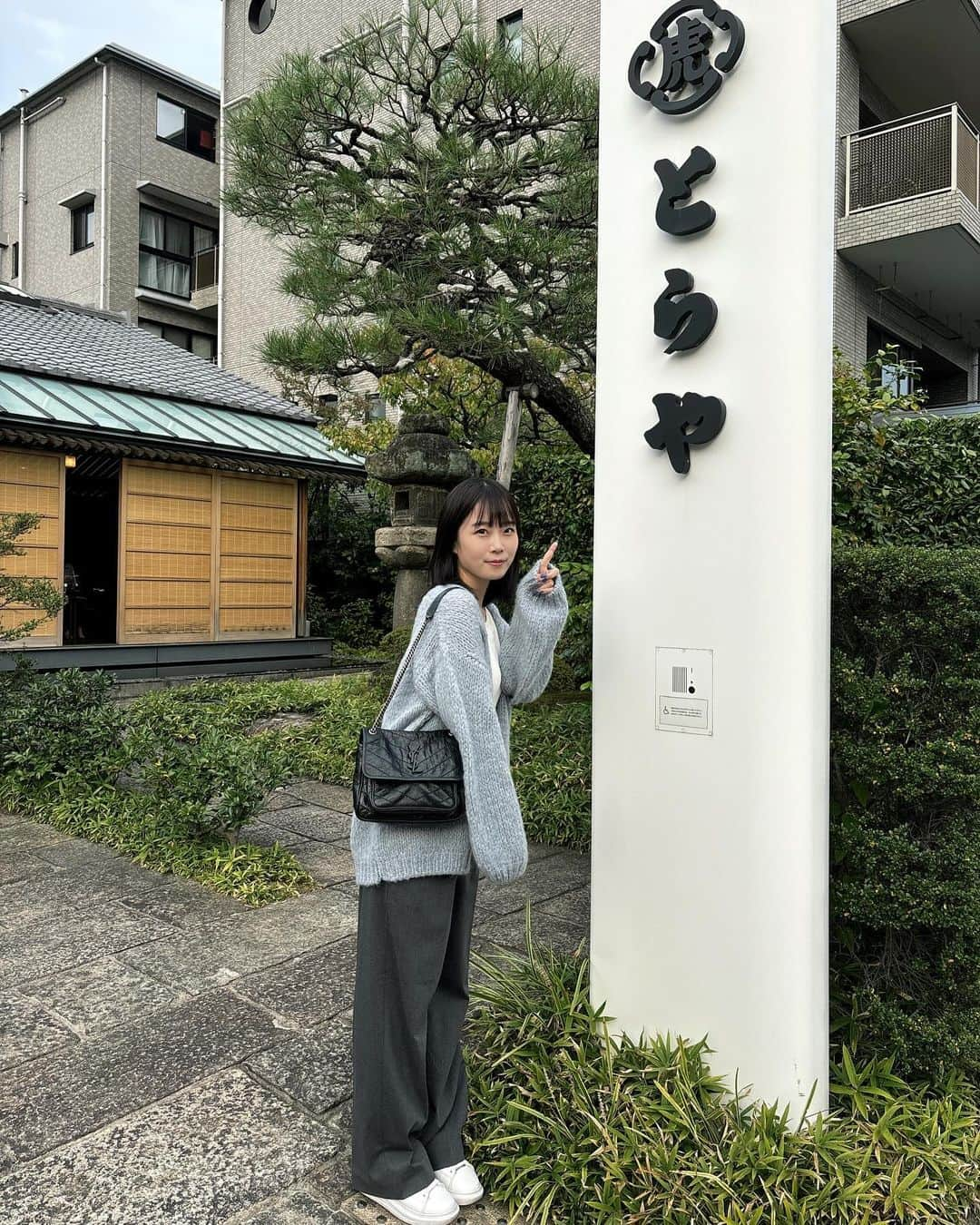 渡辺まおのインスタグラム：「ずっと行きたかった虎屋茶寮 京都一条店。とらやの和菓子好きすぎて困る。ちなみに期間限定の栗あんみつにしました🥹  いつも羊羹を差し入れてくれるファンの皆様、ありがとうございます。」