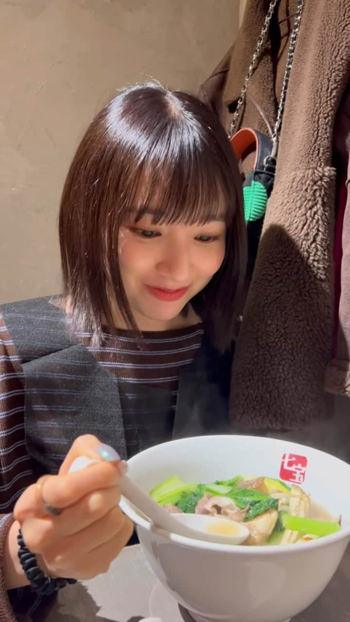 佐藤詩織のインスタグラム：「ラーメンを一口食べたあとの感想ミス🤣してしまうくらい美味しかった！みなさんのおすすめラーメン教えてください🍜🤍  #ラーメン #東京 #ラーメン部 #七宝」