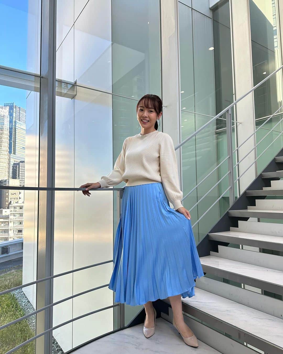 のインスタグラム：「11月も数えるほどに…！😮😮 11月20日(月) ニット @anysis_official スカート @blue_palang.official アクセサリー @melodyaccessory.official」
