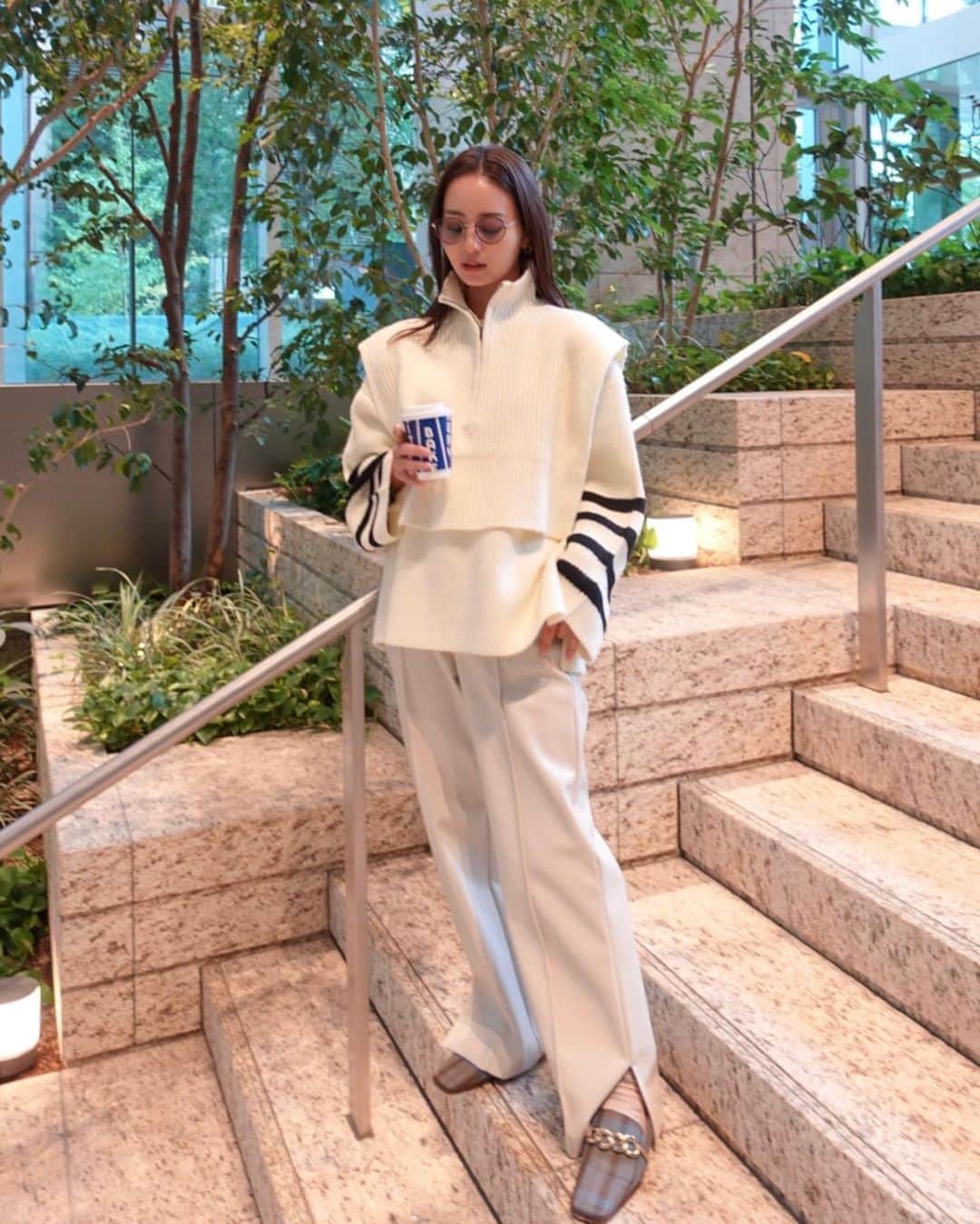 NANAMIさんのインスタグラム写真 - (NANAMIInstagram)「. 着回し力があるニットに足がスラーーっと見えるパンツ。 デザインも可愛いし何よりこの形で靴ズレしないのがポイント高めのシューズ。 全部お気に入りで今年仲間入りしたアイテム達🩵  sunglasses @lavid_eyewear  knit @trunc88_official  pants @amerivintage  shoes @letalon_jp   #ナナミフク　#nana私服」11月20日 22時04分 - nanami023