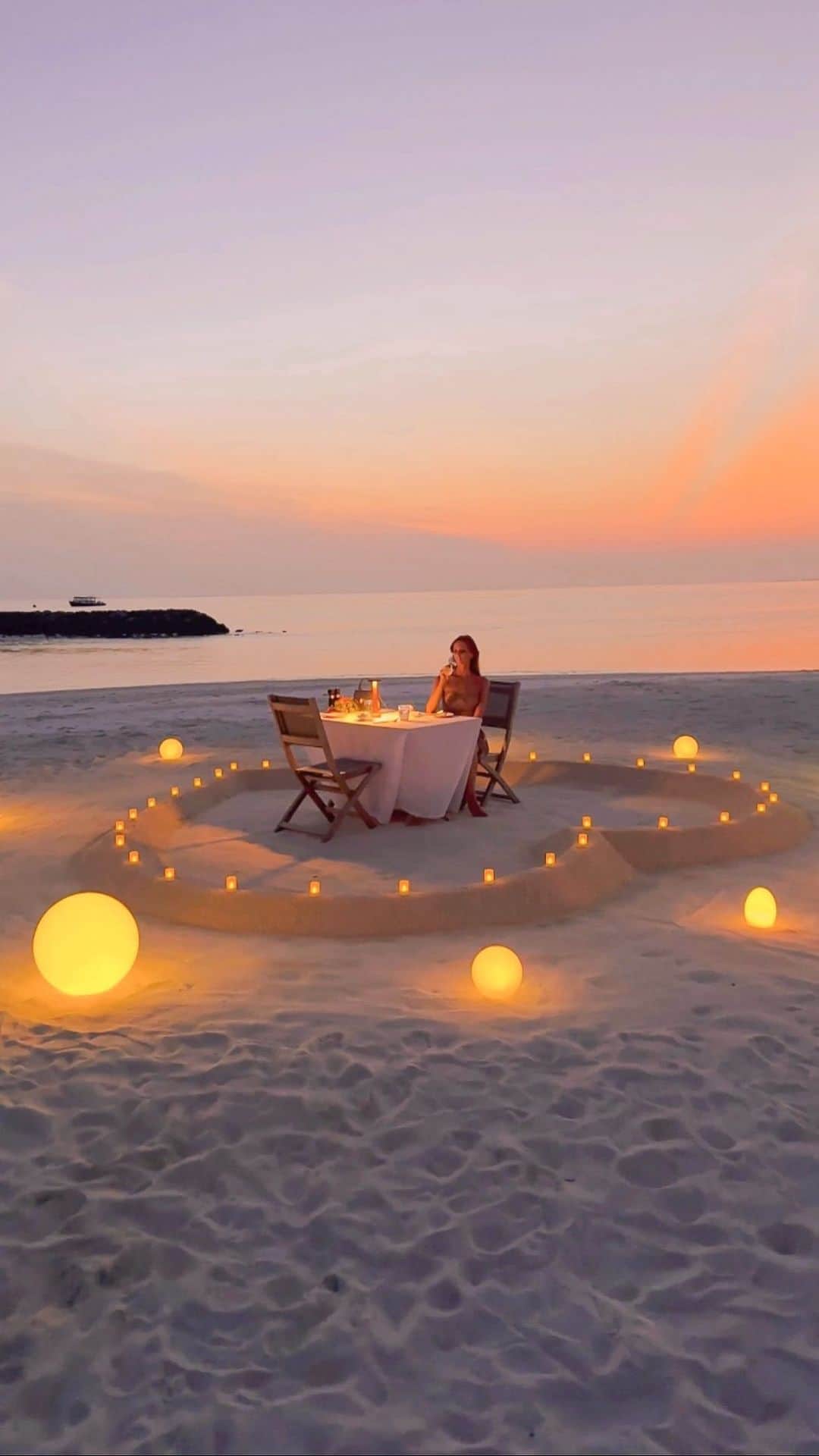 バーボラ・コディトヴァのインスタグラム：「POV: your husband surprises you with a romantic beach dinner on your honeymoon to celebrate 🥹 @avanimaldives 🌴」