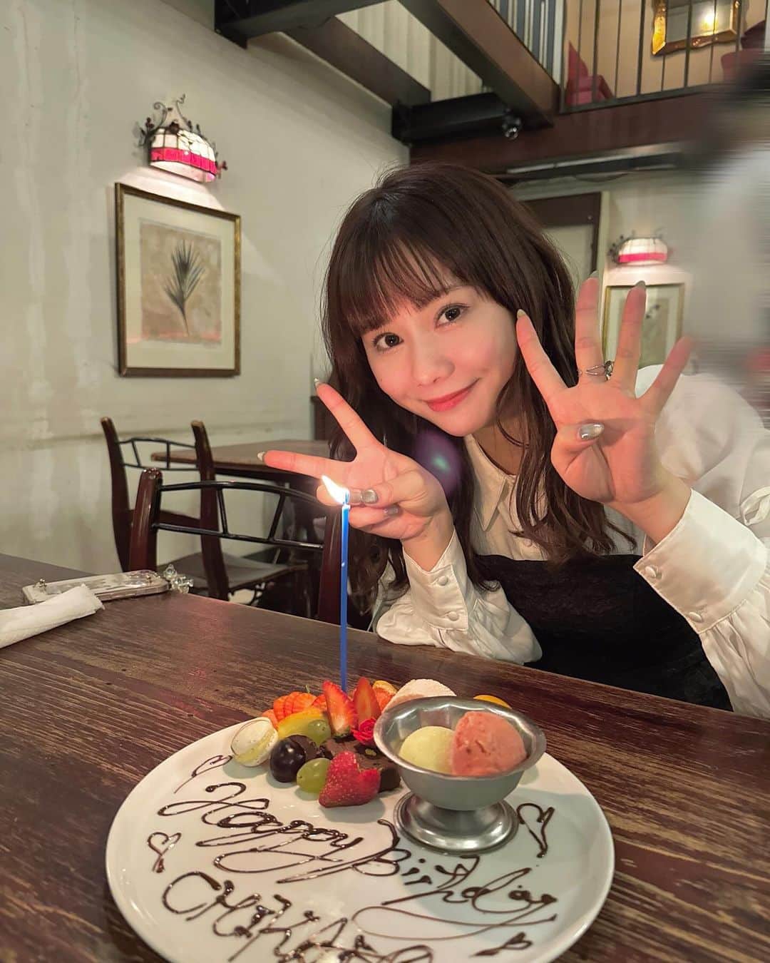 松本慈子のインスタグラム：「* 24歳になりました🎂🤍 沢山のおめでとうありがとうございます😭 @nojimakano_0906 がバレバレサプライズしてくれたよ〜🤣そーゆところまで愛おしい。大好き！笑  24歳もよろしくお願いします💞」