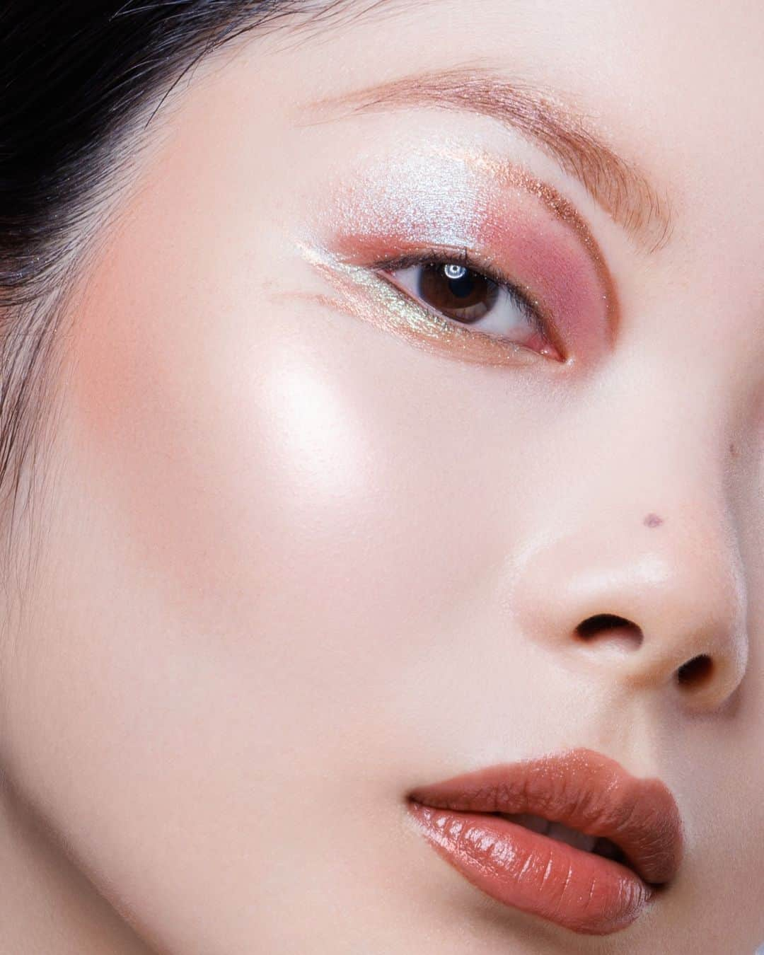 シュウウエムラさんのインスタグラム写真 - (シュウウエムラInstagram)「mastering douyin’s #metallicgirl makeup trend? 🤩🪩glow just right for your next holiday party with metallic shimmer to highlight eyes and cheeks. ⁠ ⁠ get the look:⁠ 💎 pressed eye shadow “PR #pinknude", “#tokyonightscape”⁠ 💎 face color "IR #apricotholo" ⁠ 💎 rouge unlimited kinu matte #BR781⁠ ⁠ 虹色のアクセントで目元とチークを強調し、年末にふさわしい輝きを🤩🪩⁠。⁠ ⁠ 使用アイテム：⁠ 💎 プレスドアイシャドー "PR ピンクヌード", “PR トウキョウ ナイトスケープ”⁠ 💎フェイスカラー "IR アプリコットホロ" ⁠ 💎 ルージュ アンリミテッド キヌマット BR781⁠ ⁠ makeup artistry by shu uemura international artistic director @uchiideafb.⁠ ⁠ #shuuemura #シュウウエムラ⁠ #shuartistry #shuuemuraartist⁠ #rougeunlimited  #glittermakeup #douyinmakeup」11月20日 22時00分 - shuuemura