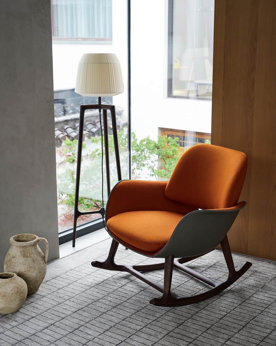 Poltrona Frauのインスタグラム：「Can you think of a better way to spend a cozy autumn afternoon? The Martha rocking armchair designed by @Roberto_Lazzeroni has fluid lines and brings levity to sunny corners of your living space. Find it online or in-store.  #PoltronaFrau #RobertoLazzeroni」