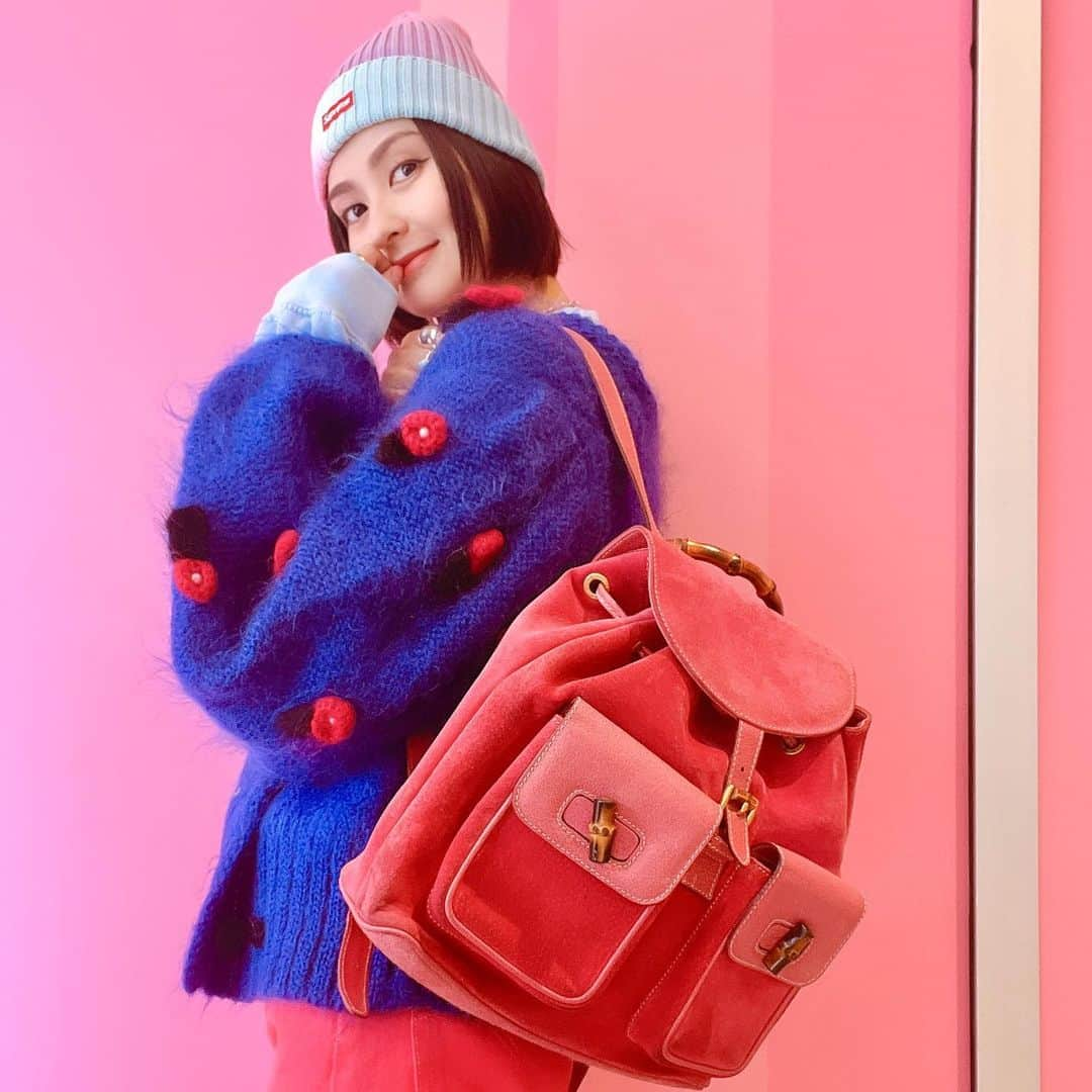 石井美絵子のインスタグラム：「140万円が1万4000円で買えたGUCCI🫣 #詳しくはYouTube見てね  bag #gucci #oldgucci  knitcap #supreme cardigan #古着 #フリマ denim #古着  sneaker #noname #nonameshoes  ーーー #古着コーデ #古着ファッション #古着コーデ #古着女子 #古着好き #古着mix #カラフルコーデ #カラーコーデ #カラフルファッション #派手服 #派手ファッション #派手好き #vintagefashion #vintagelover #colorfulfashion #ミカコのフク」