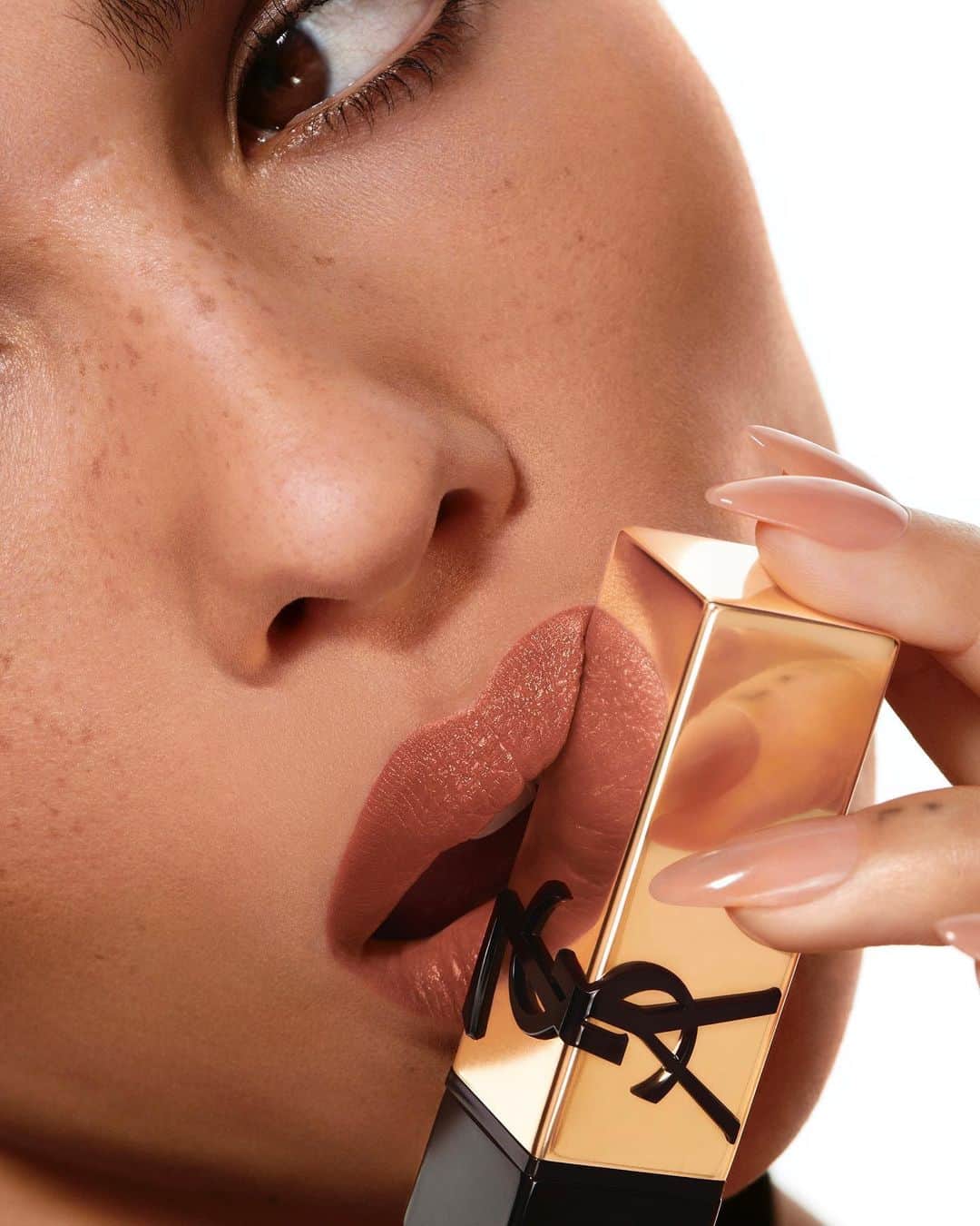 Yves Saint Laurent Beautyのインスタグラム：「@ZoeIsabellaKravitz wears the pigments of ROUGE PUR COUTURE shade NU MUSE for a look that makes a statement.  #YSLBeauty #RougePurCouture」