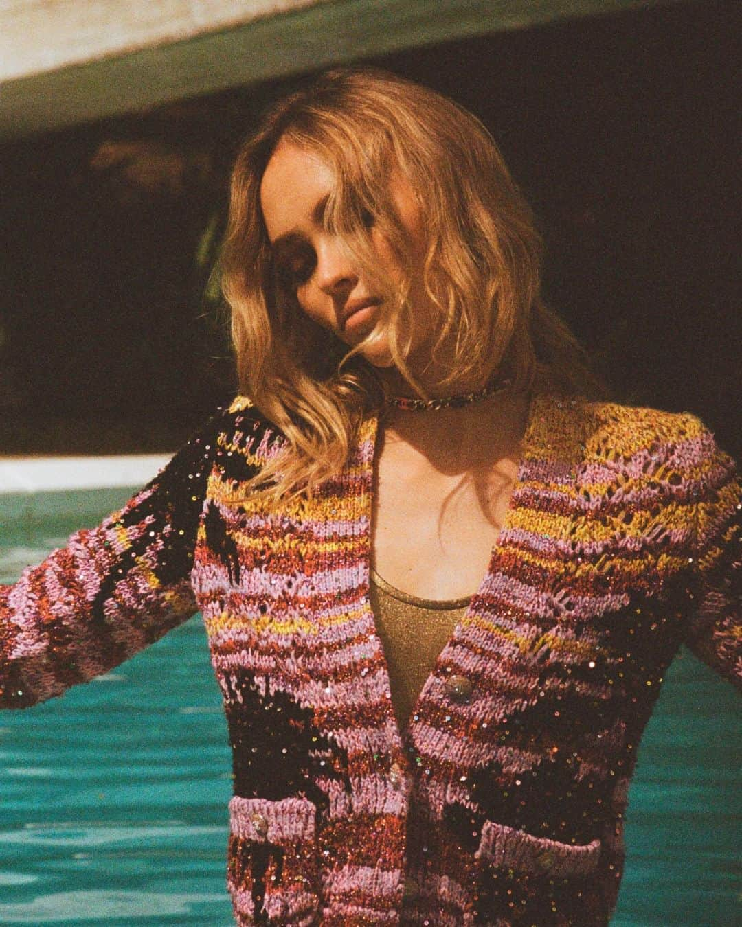 シャネルのインスタグラム：「Actress and House ambassador Lily-Rose Depp wears the CHANEL Cruise 2023/24 collection in a series of photographs by Henrik Purienne capturing a cinematic, Californian atmosphere.  #CHANELCruise @Purienne @LilyRose_Depp」