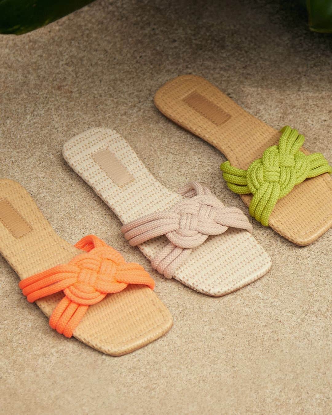 Santa Lollaのインスタグラム：「As flats ganham o toque sofisticado de tramados super elaborados, confeccionados manualmente. Para dar um pop de cor, o modelo chega atualizado nos tons trendy da temporada. Qual delas você vai levar? [ R$129,90 cada ] #santalolla #santalollaverao24 #colors」