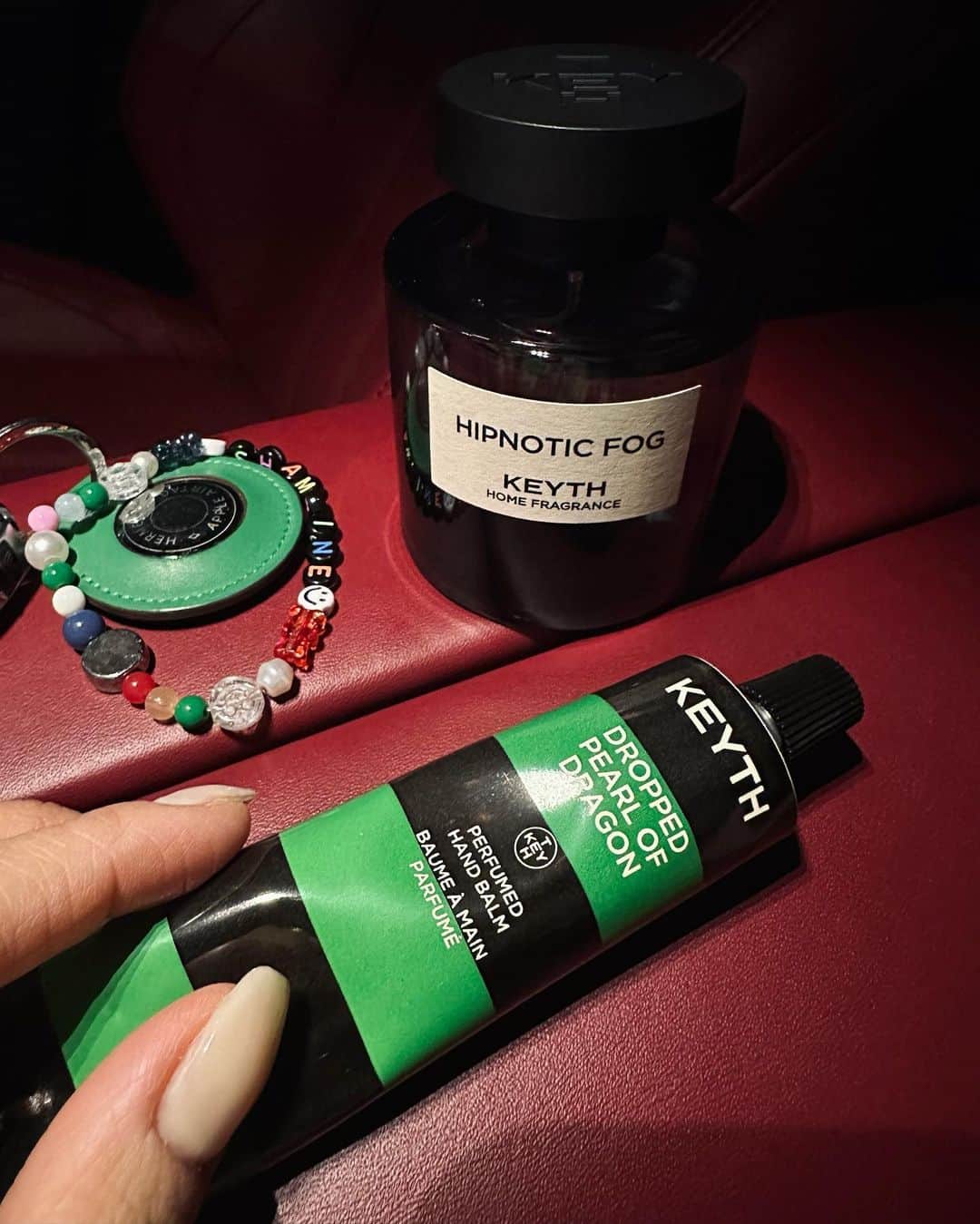 キム・スヒョンのインスタグラム：「내기니 slytherin 컬러 내 차 향기 🐍🍃  #gift @keythofficial」