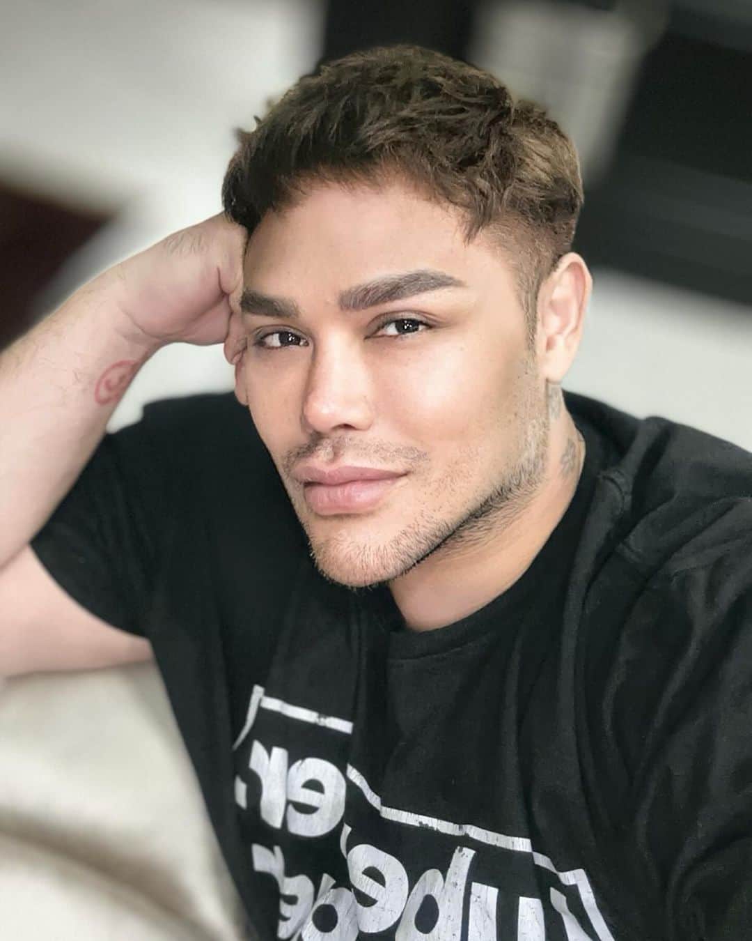 Ivan Gunawanのインスタグラム：「Rambut ku  baru ..... sukak  kalian ?? @ivangunawan_studio」
