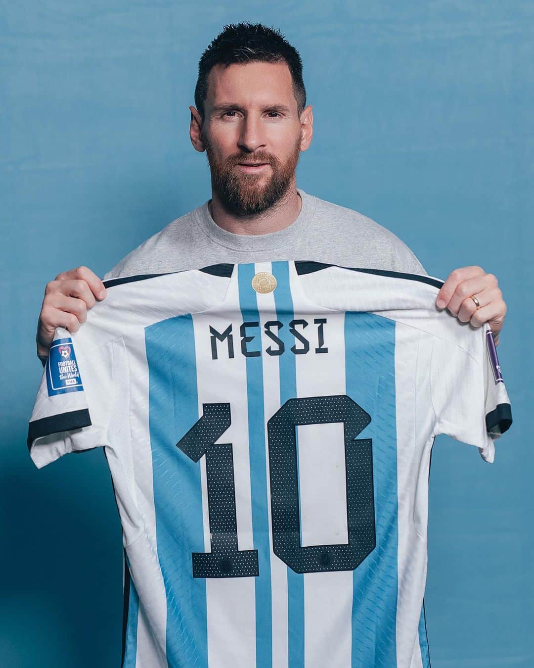 サザビーズさんのインスタグラム写真 - (サザビーズInstagram)「Six shirts worn by the one-and-only @leomessi during the 2022 FIFA World Cup in Qatar are coming to auction at Sotheby’s. This is your chance to own a piece of football history.   “The 2022 World Cup stands as one of the greatest events in sports history, intrinsically connected to Messi’s valiant journey and firmly establishing his status as the greatest player of all time. The sale of these six shirts stands as a monumental occasion in auction history, offering fans and collectors a connection to Messi’s crowning achievement.” - Sotheby’s Head of Modern Collectables @bwachter   Brought to auction by @acmomento, the set of six Argentina shirts, in the iconic light blue and white, opens for bidding 30 November - 14 December alongside a free, public exhibition at #SothebysNewYork. Register to bid in the link in bio.   A portion of the proceeds from the auction will be donated to UNICAS Project, led by Sant Joan de Déu (SJD) Barcelona Children’s Hospital to meet the needs of children suffering from rare diseases. #LionelMessi」11月20日 22時02分 - sothebys