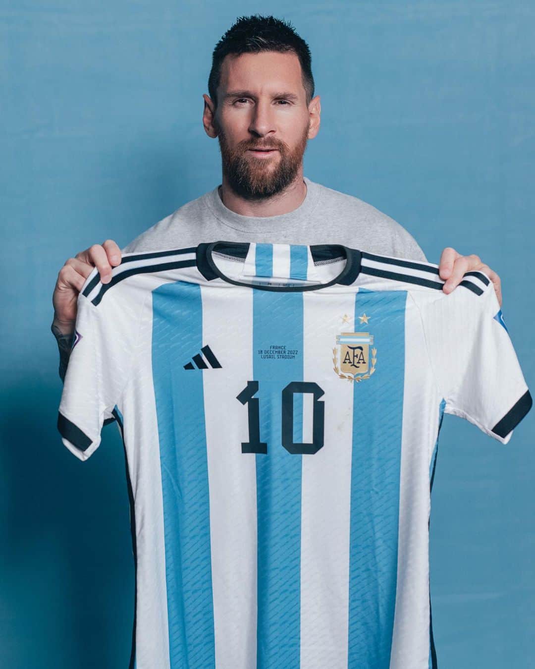 サザビーズのインスタグラム：「Six shirts worn by the one-and-only @leomessi during the 2022 FIFA World Cup in Qatar are coming to auction at Sotheby’s. This is your chance to own a piece of football history.   “The 2022 World Cup stands as one of the greatest events in sports history, intrinsically connected to Messi’s valiant journey and firmly establishing his status as the greatest player of all time. The sale of these six shirts stands as a monumental occasion in auction history, offering fans and collectors a connection to Messi’s crowning achievement.” - Sotheby’s Head of Modern Collectables @bwachter   Brought to auction by @acmomento, the set of six Argentina shirts, in the iconic light blue and white, opens for bidding 30 November - 14 December alongside a free, public exhibition at #SothebysNewYork. Register to bid in the link in bio.   A portion of the proceeds from the auction will be donated to UNICAS Project, led by Sant Joan de Déu (SJD) Barcelona Children’s Hospital to meet the needs of children suffering from rare diseases. #LionelMessi」