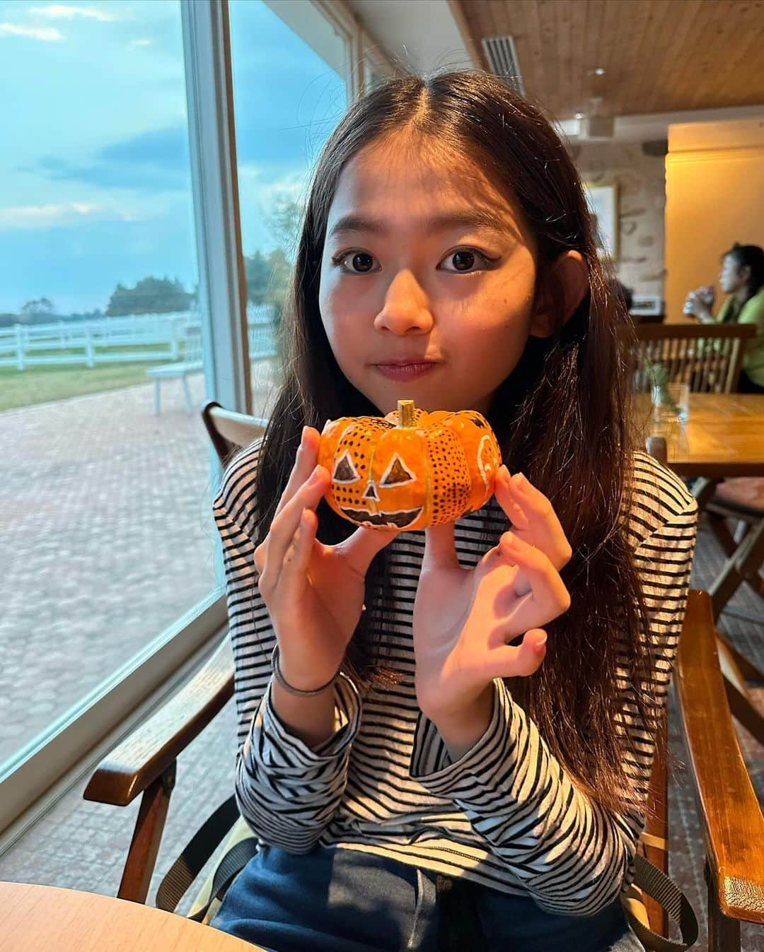 簑島三佳さんのインスタグラム写真 - (簑島三佳Instagram)「今年のハロウィンはわかりにくいけど家族3人でAIイヤーブック風にしてみた  素敵な @nasufarmvillage で浮いてたけど元々こういう人達にしかどうしたって見えない😂  チビはカボチャを草間弥生オマージュをまじえて作成  パパはカッコが気に入ったのか写真撮って撮って言って変なポーズめっちゃしてくる  ミエルは仮装を脱ぐ技覚えて写真全然撮れない  チビはかなり前にIKEAで買ったお衣装も着たいと言ってお着替えしたらファームにとってもハマって両親がペーパー夫妻と化しました  ファームの皆さんが素敵すぎて今回もとっても癒されました♡ @man10man_ ありがとうございます♡  帰りはお決まりの宇都宮餃子食べて帰ったよ〜  3人とも私物で仮装したんだけど、 パパのどこで買ってんなんで捨てずにおいてんねんってずっとつっこんでたハイウエストのピタピタフレアデニムが完璧に90'sにマッチして優勝です  3人でつけてるメガネはall @doublelovers 👓  @lily.gooddays  @nozomi1204hashimoto  #nasufarmvillage  @honeymihoney_official  #HONEYMIHONEY #HALLOWEEN」11月20日 22時14分 - minoshimamika