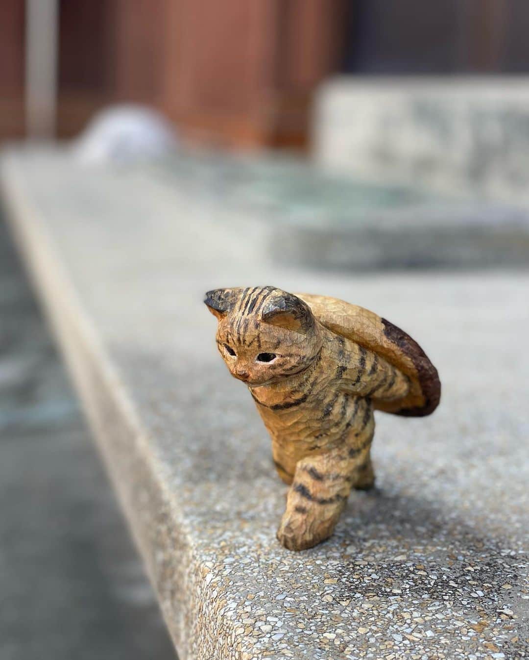 花房さくらさんのインスタグラム写真 - (花房さくらInstagram)「抜き足、差し足、忍び足･･･  「ふっふっふ、このクッキーを家まで運んで、ゆっくりお茶の時間にするんだ」  The cat is about to leave with a big cookie.  #クッキー #cookie #🍪  #woodcarving #cat #sculpture #hanafusasakura」11月20日 22時13分 - sakura_hanafusa