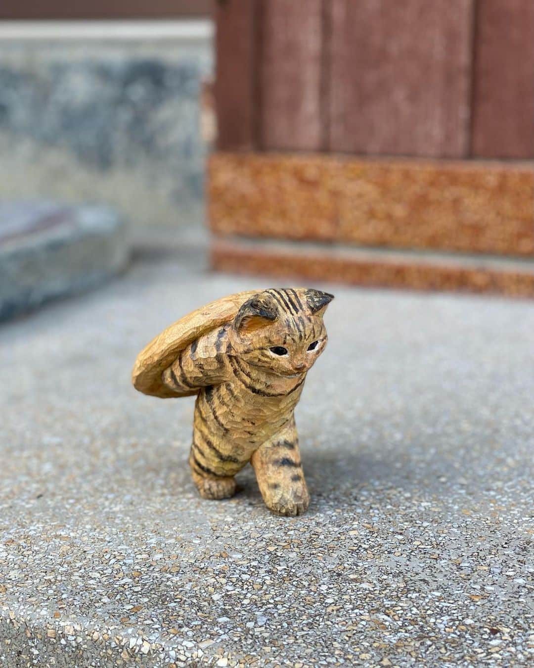 花房さくらさんのインスタグラム写真 - (花房さくらInstagram)「抜き足、差し足、忍び足･･･  「ふっふっふ、このクッキーを家まで運んで、ゆっくりお茶の時間にするんだ」  The cat is about to leave with a big cookie.  #クッキー #cookie #🍪  #woodcarving #cat #sculpture #hanafusasakura」11月20日 22時13分 - sakura_hanafusa