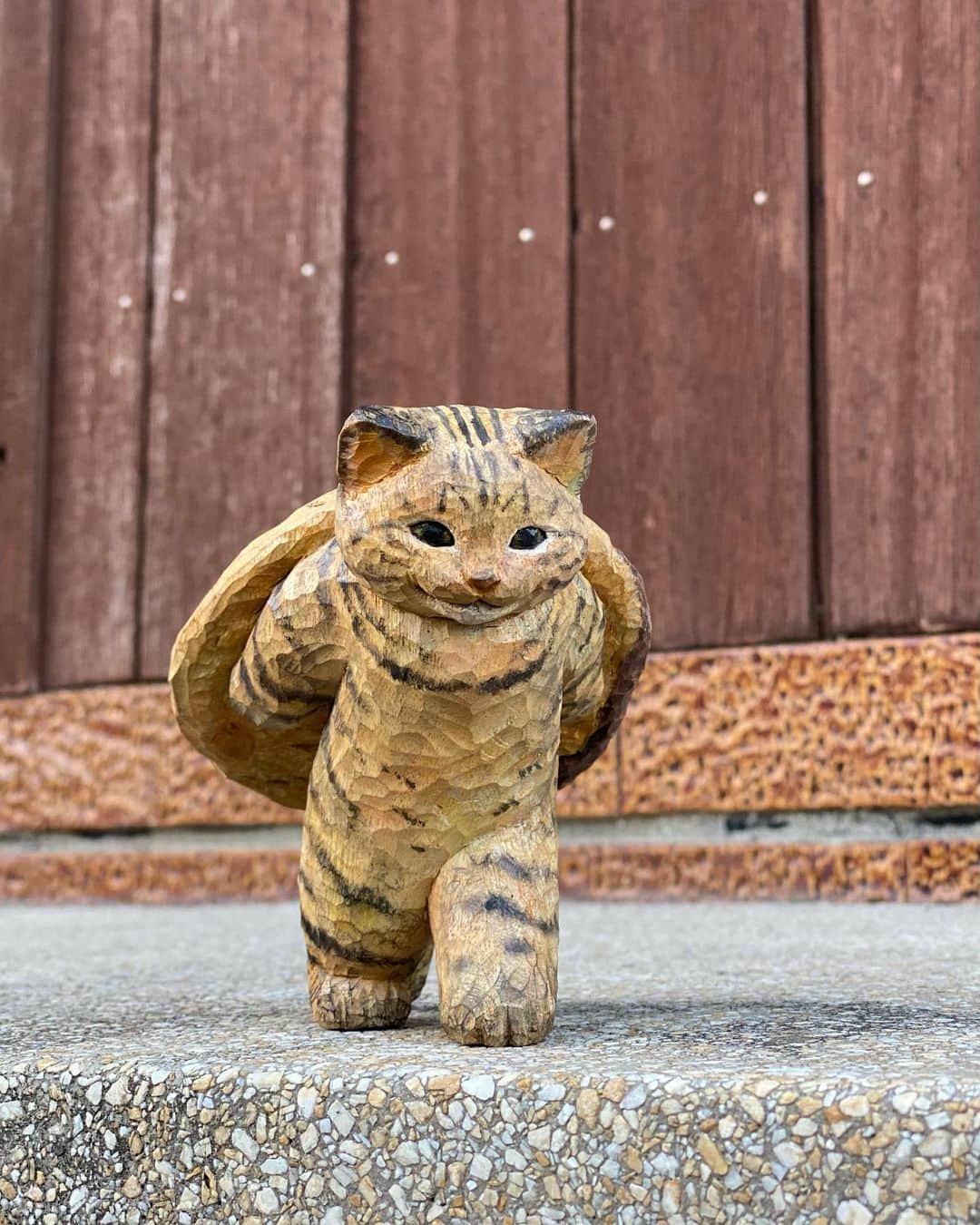 花房さくらのインスタグラム：「抜き足、差し足、忍び足･･･  「ふっふっふ、このクッキーを家まで運んで、ゆっくりお茶の時間にするんだ」  The cat is about to leave with a big cookie.  #クッキー #cookie #🍪  #woodcarving #cat #sculpture #hanafusasakura」