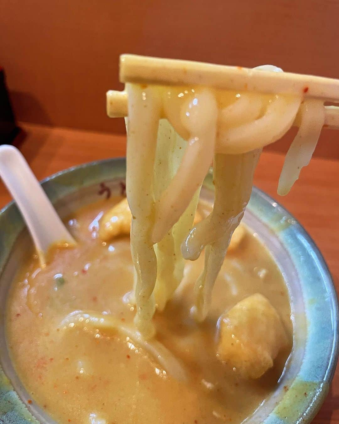 松山三四六さんのインスタグラム写真 - (松山三四六Instagram)「🍜 　うどんって 踏まれて踏まれて 腰が強くなるんだよ。  おしんこだって、 塩をふられて 重石を載せられて、 時間をかけて美味しくなる。  うどん 大好き☺️  実は 名古屋は カレーうどんのメッカ☺️  締めは ラーメンよりも、 カレーうどんにしたくなる。  カレーうどんの店が美味い うどん　錦  ふつーに美味い😋 気軽に食べて、 締めて帰ることができます😉  名古屋めし 多種多彩です😗  #カレーうどん  #名古屋めし  #heartfm  #true810  # heartfmnagoya」11月20日 22時06分 - sanshiroumatsuyama